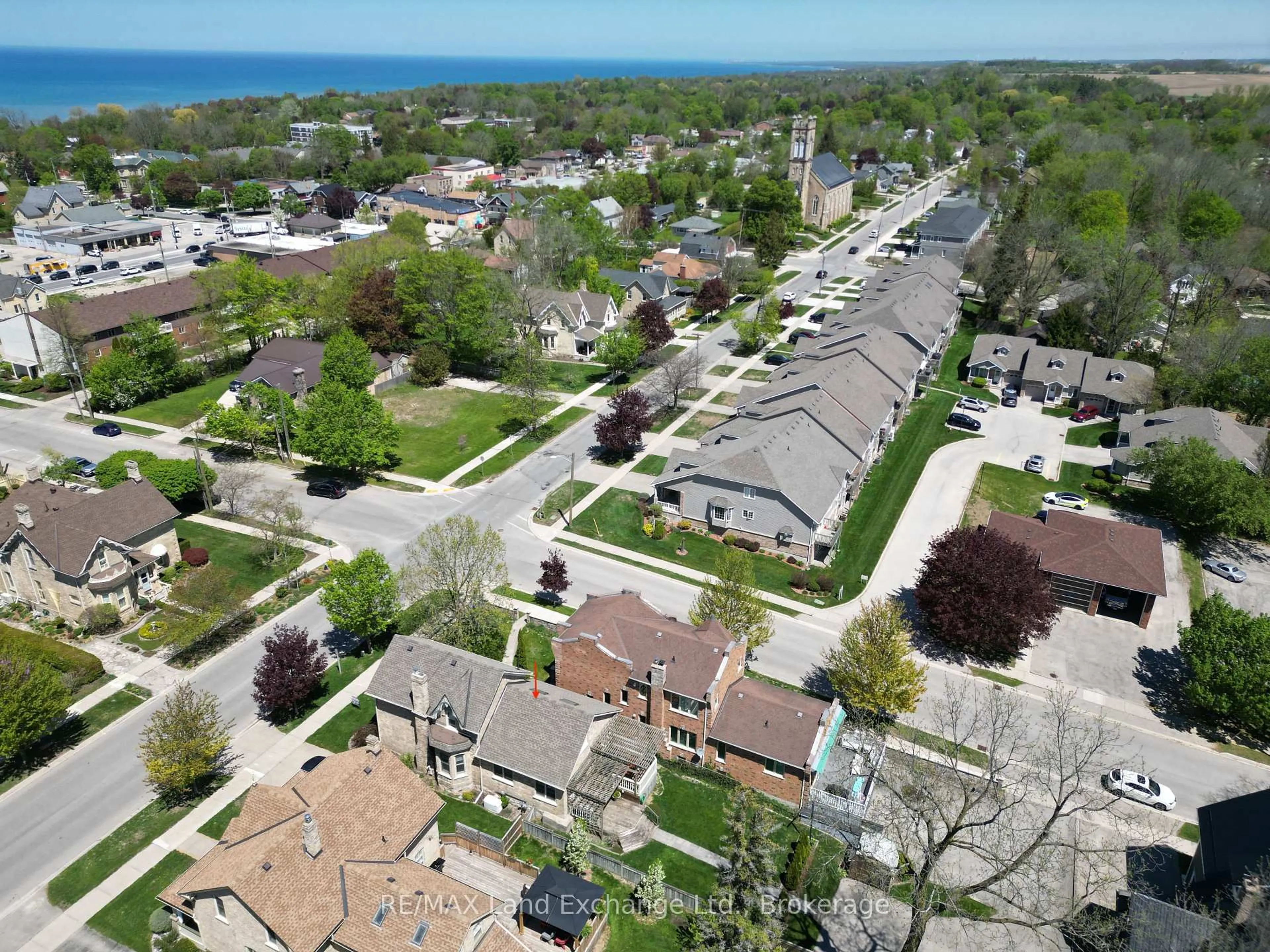 A pic from outside/outdoor area/front of a property/back of a property/a pic from drone, street for 813 Princes St, Kincardine Ontario N2Z 1Z2