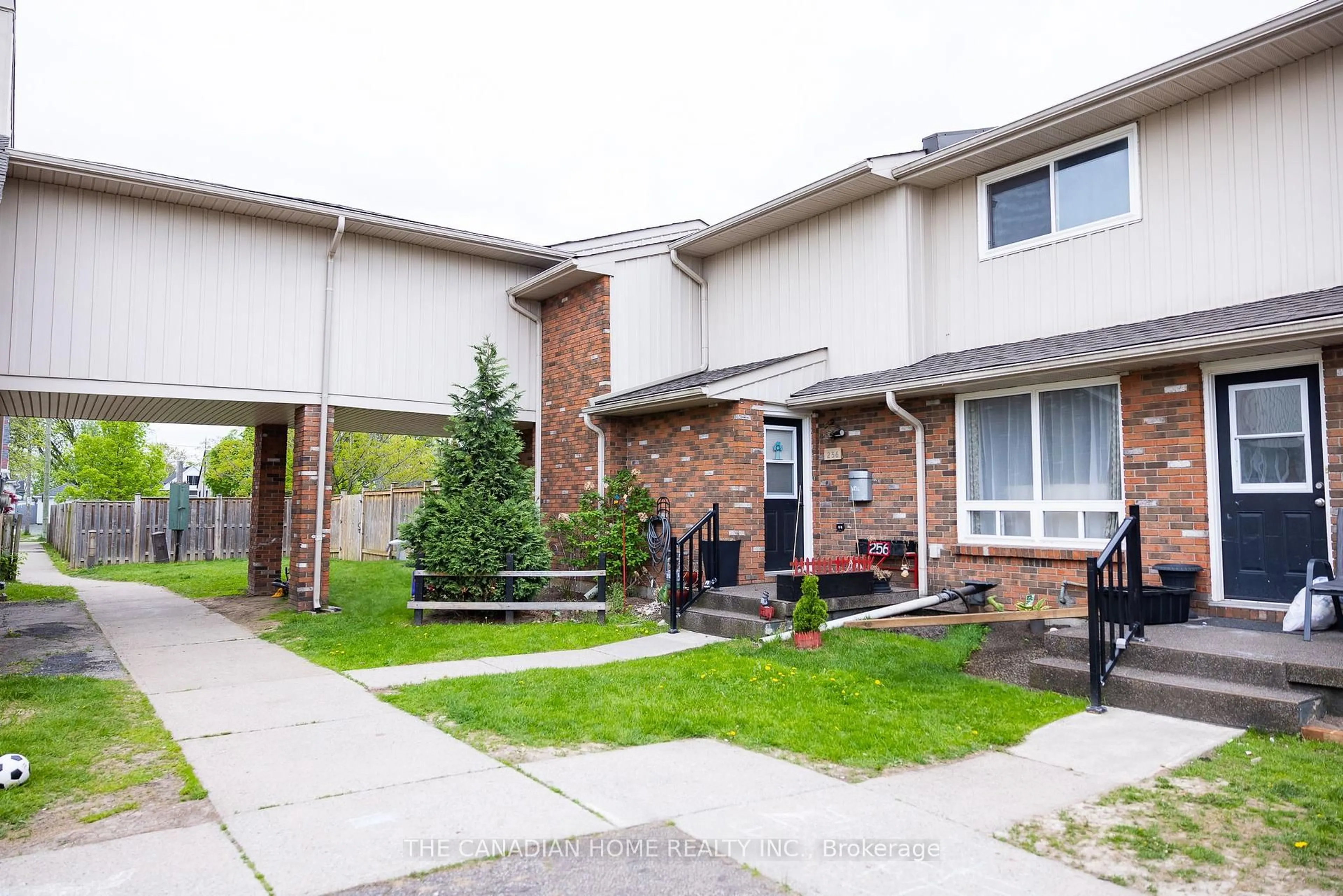 Patio, street for 100 Brownleigh Ave #256, Welland Ontario L3B 5V8