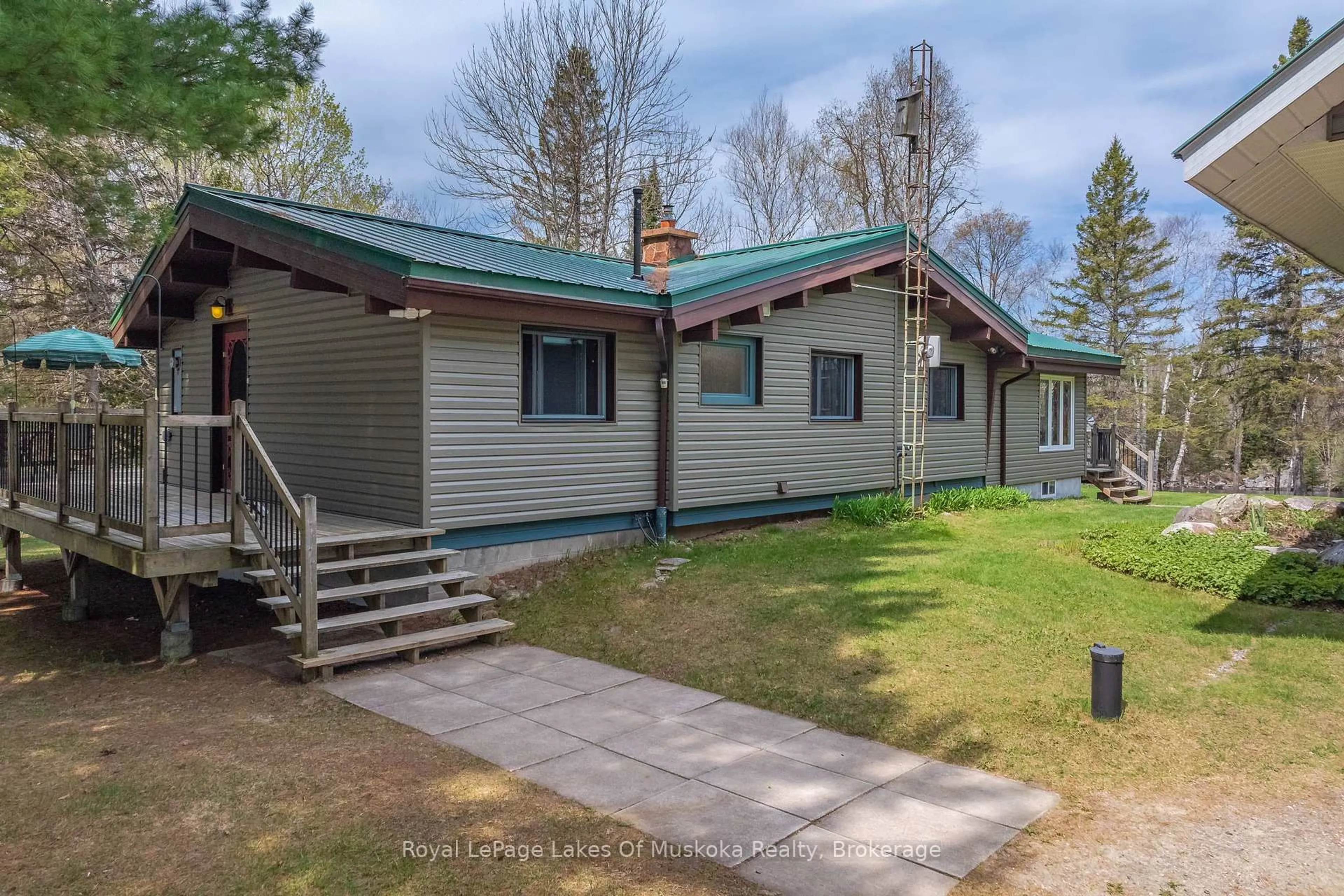 A pic from outside/outdoor area/front of a property/back of a property/a pic from drone, building for 71 Victoria St, Magnetawan Ontario P0A 1P0