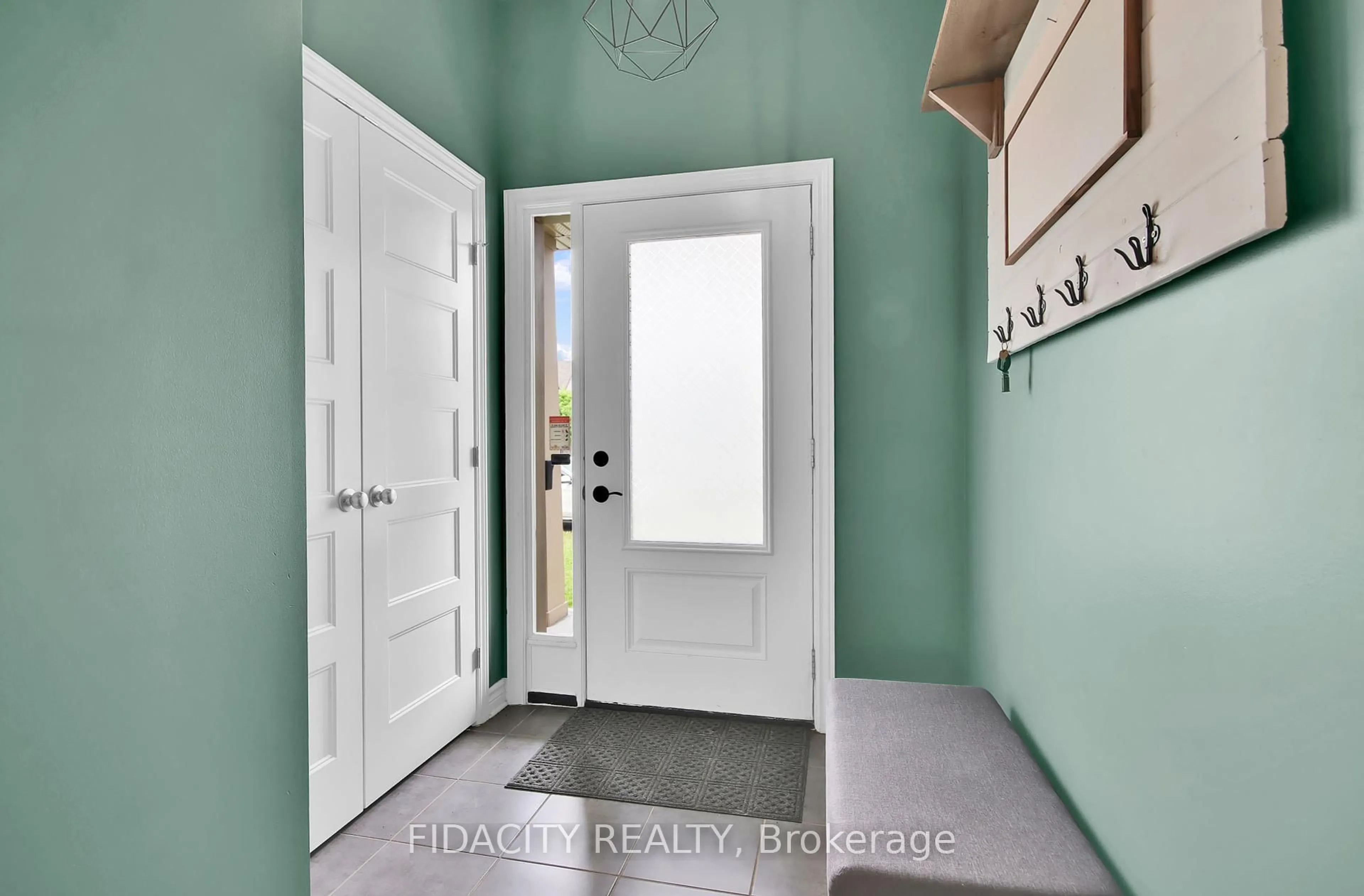 Indoor entryway for 284 Wood Acres Grve, Ottawa Ontario K1T 0B3