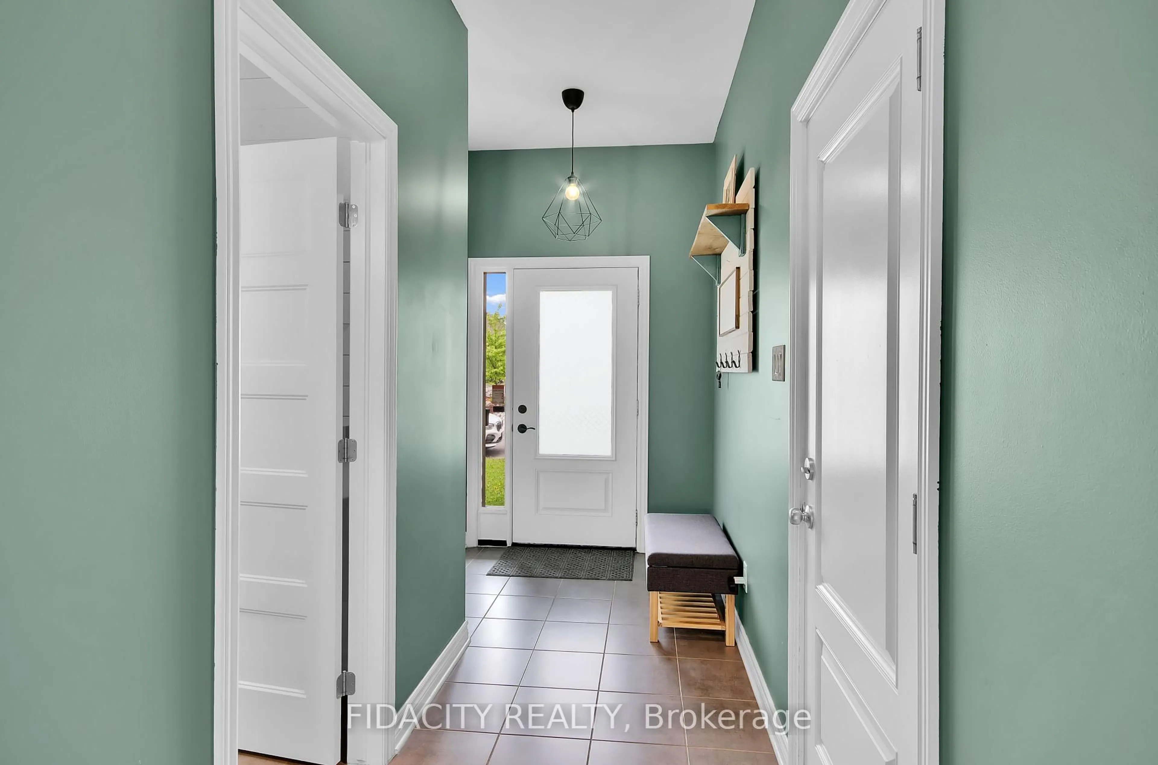 Indoor entryway for 284 Wood Acres Grve, Ottawa Ontario K1T 0B3