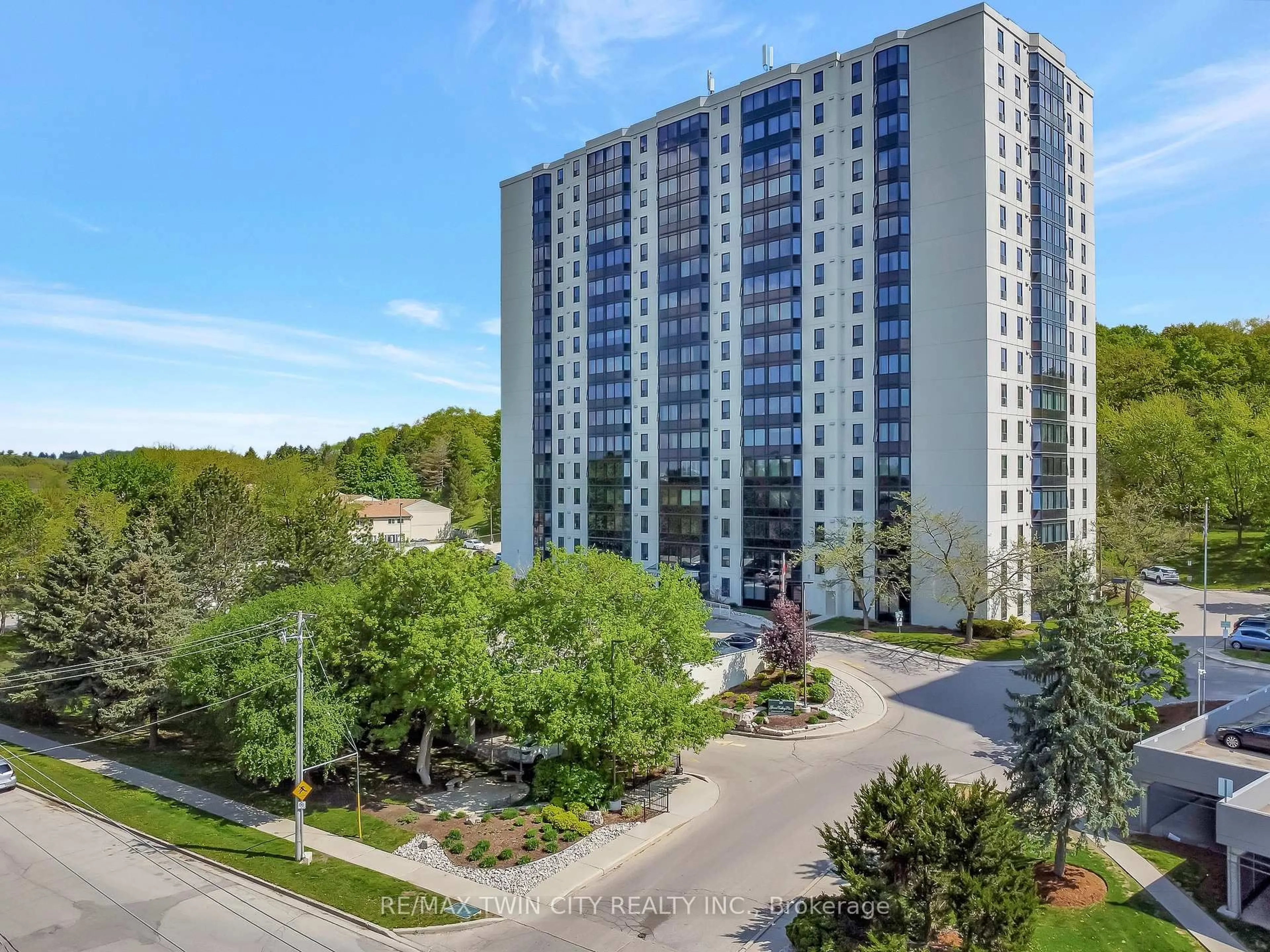 A pic from outside/outdoor area/front of a property/back of a property/a pic from drone, city buildings view from balcony for 35 Green Valley Dr #909, Kitchener Ontario N2P 2A5
