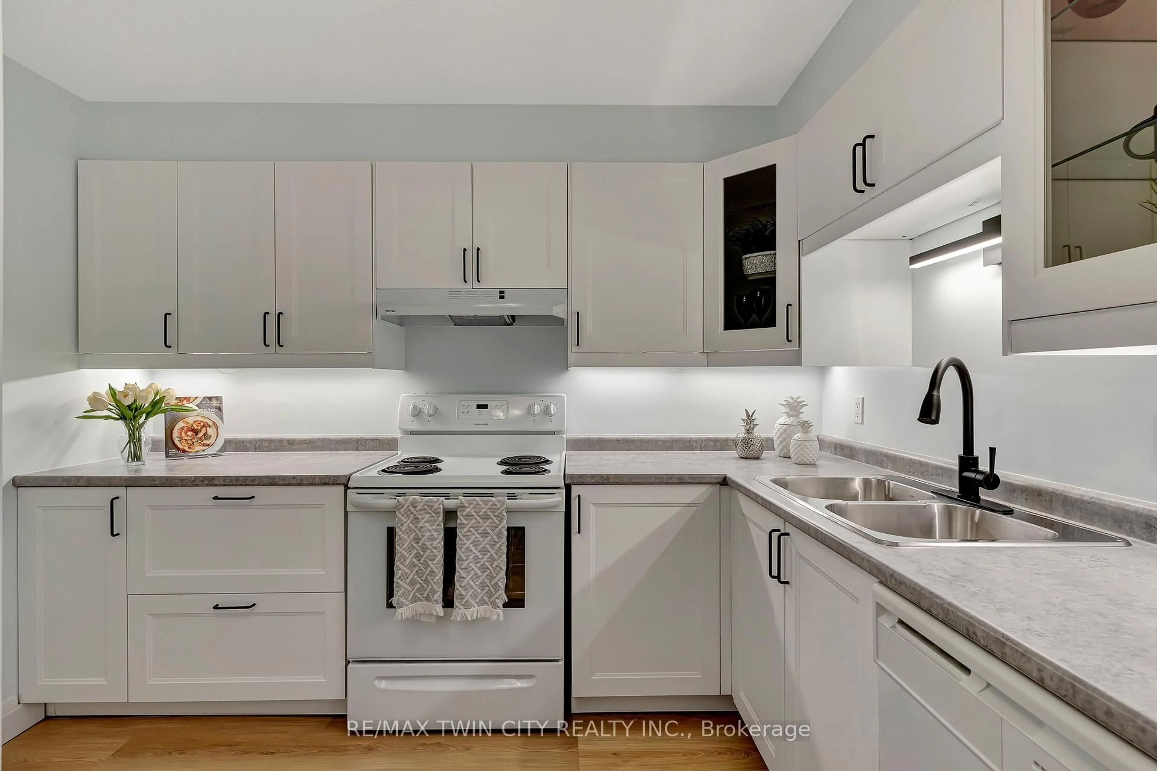 Standard kitchen, unknown for 35 Green Valley Dr #909, Kitchener Ontario N2P 2A5