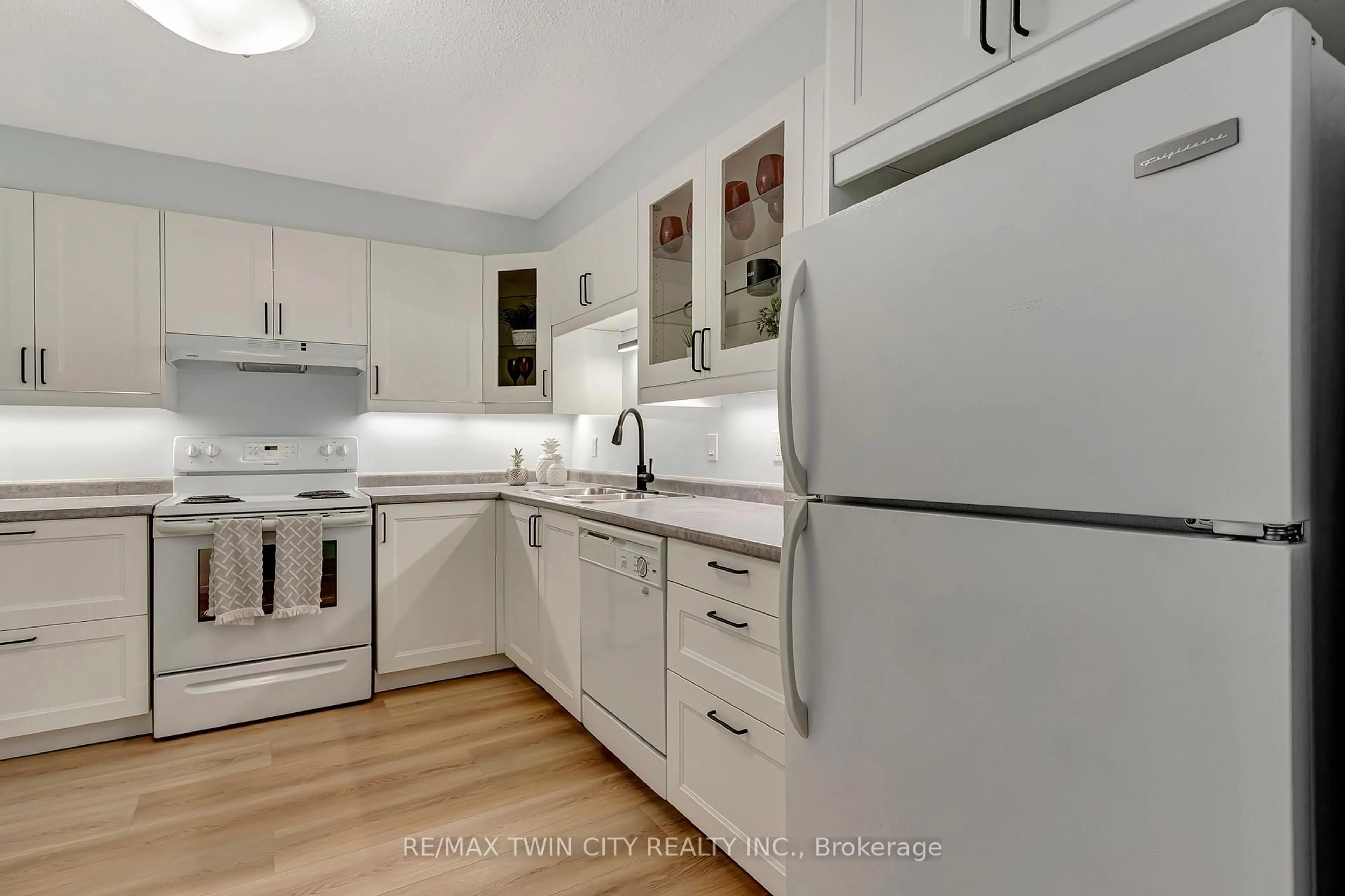 Standard kitchen, unknown for 35 Green Valley Dr #909, Kitchener Ontario N2P 2A5