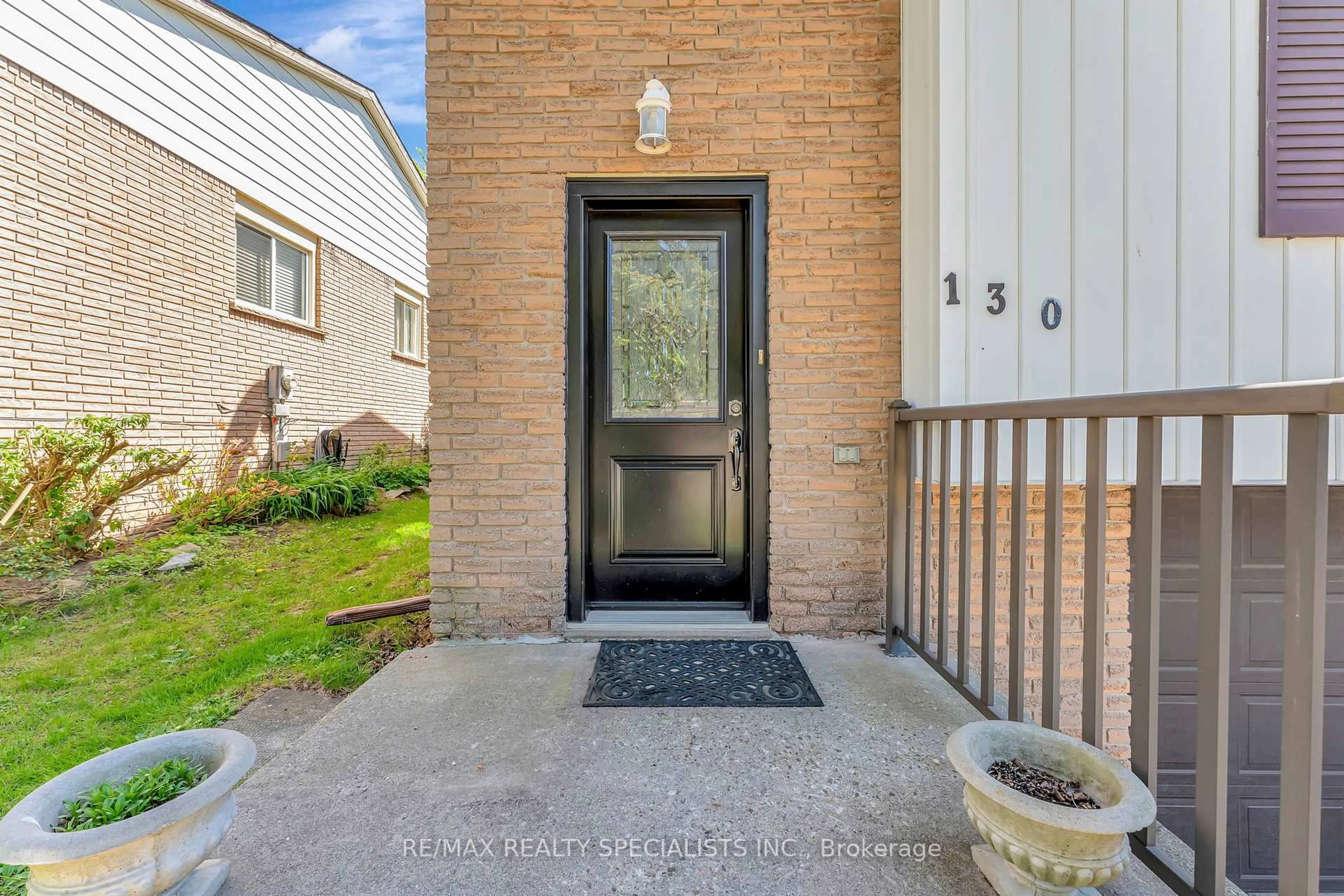 Indoor entryway for 130 Ashgrove Ave, Brantford Ontario N3R 5X3