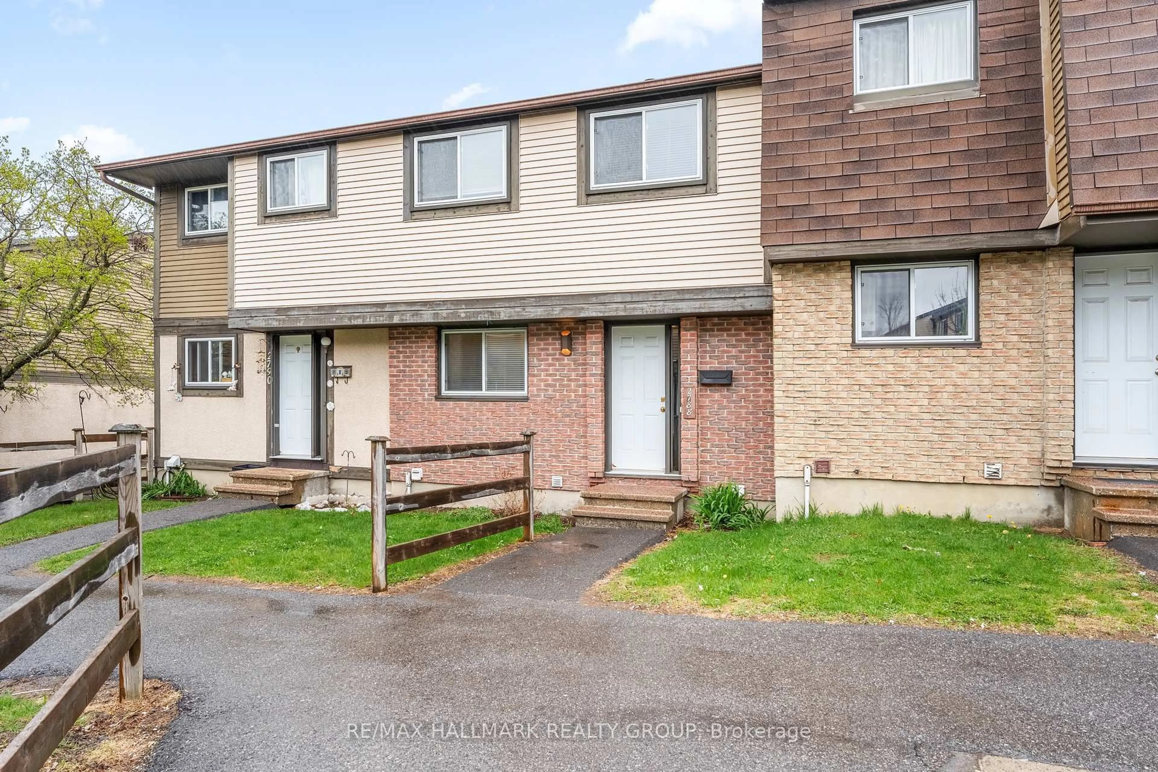 A pic from outside/outdoor area/front of a property/back of a property/a pic from drone, street for 2788 Pimlico Cres, Ottawa Ontario K1T 2A8