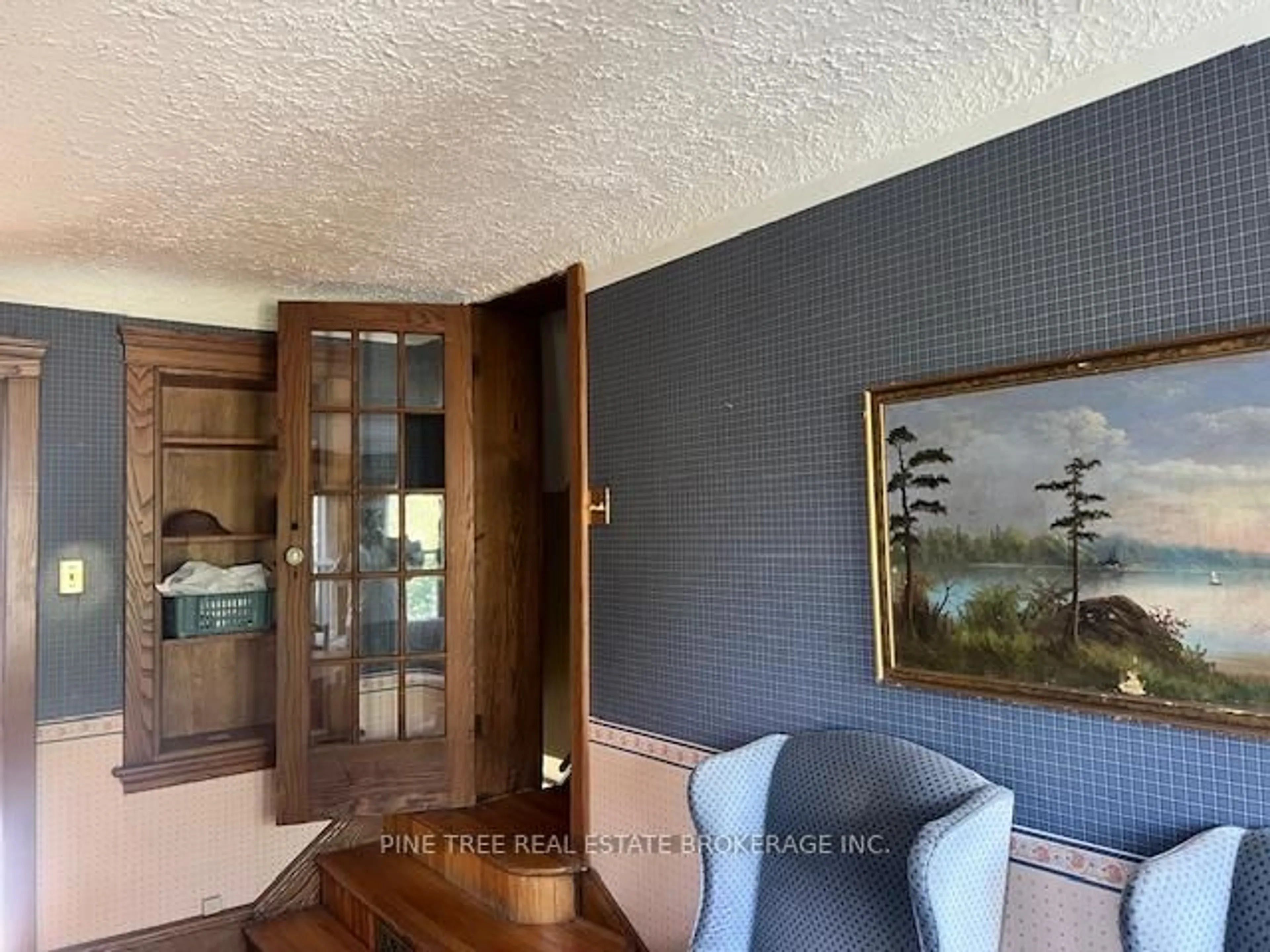 Indoor entryway for 31 Paisley Ave, Hamilton Ontario L8S 1T9