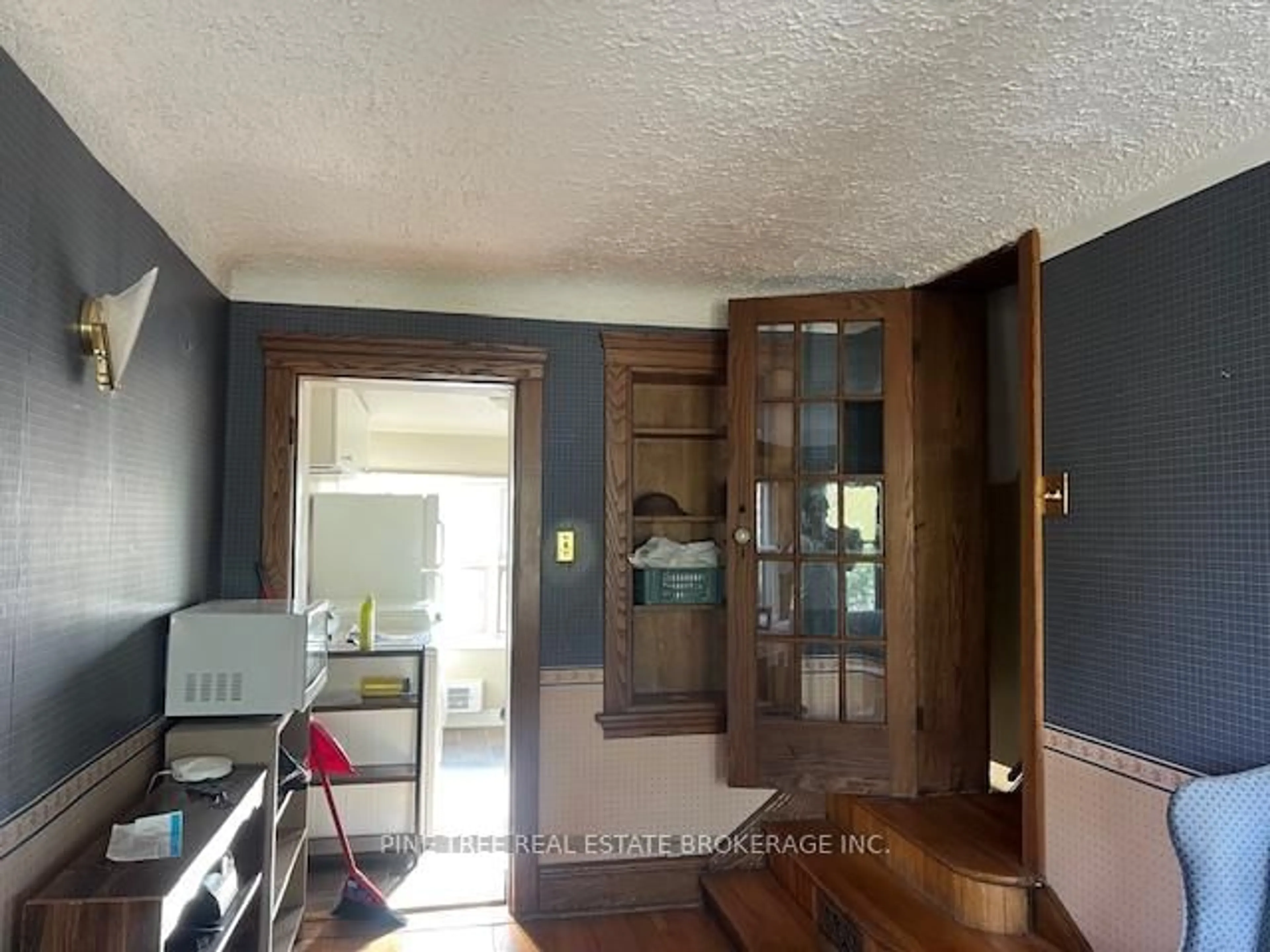 Indoor entryway for 31 Paisley Ave, Hamilton Ontario L8S 1T9