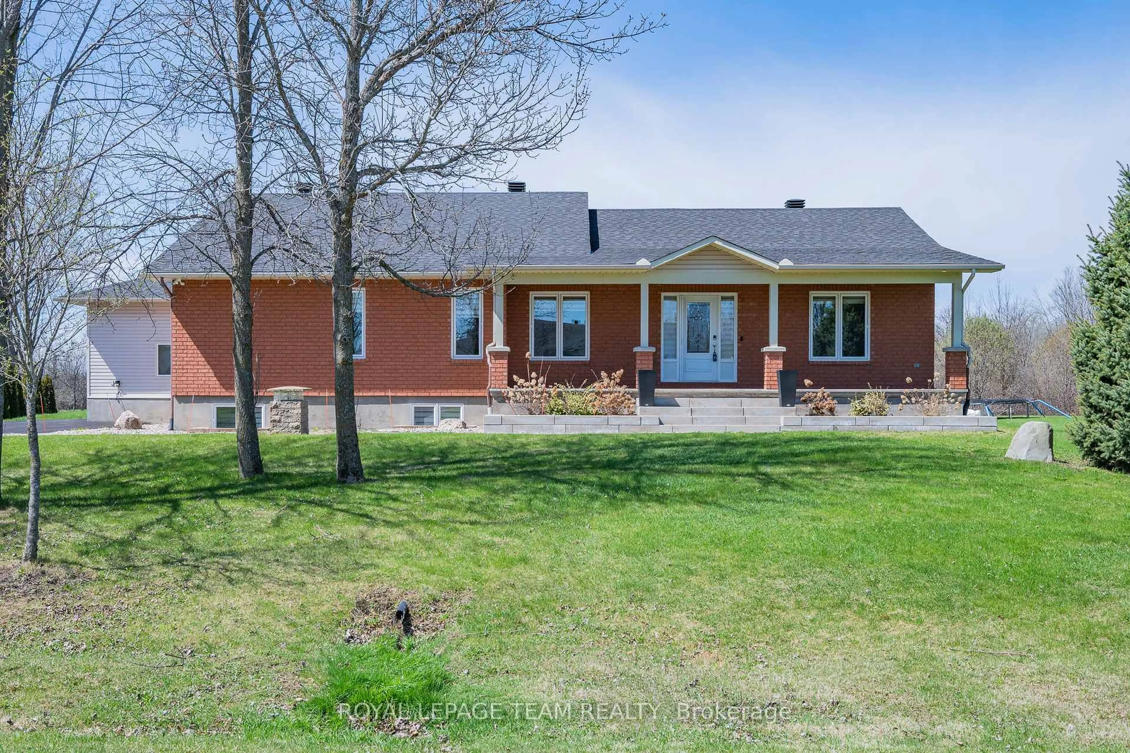 A pic from outside/outdoor area/front of a property/back of a property/a pic from drone, unknown for 2760 Johannes St, Metcalfe Ontario K0A 2P0