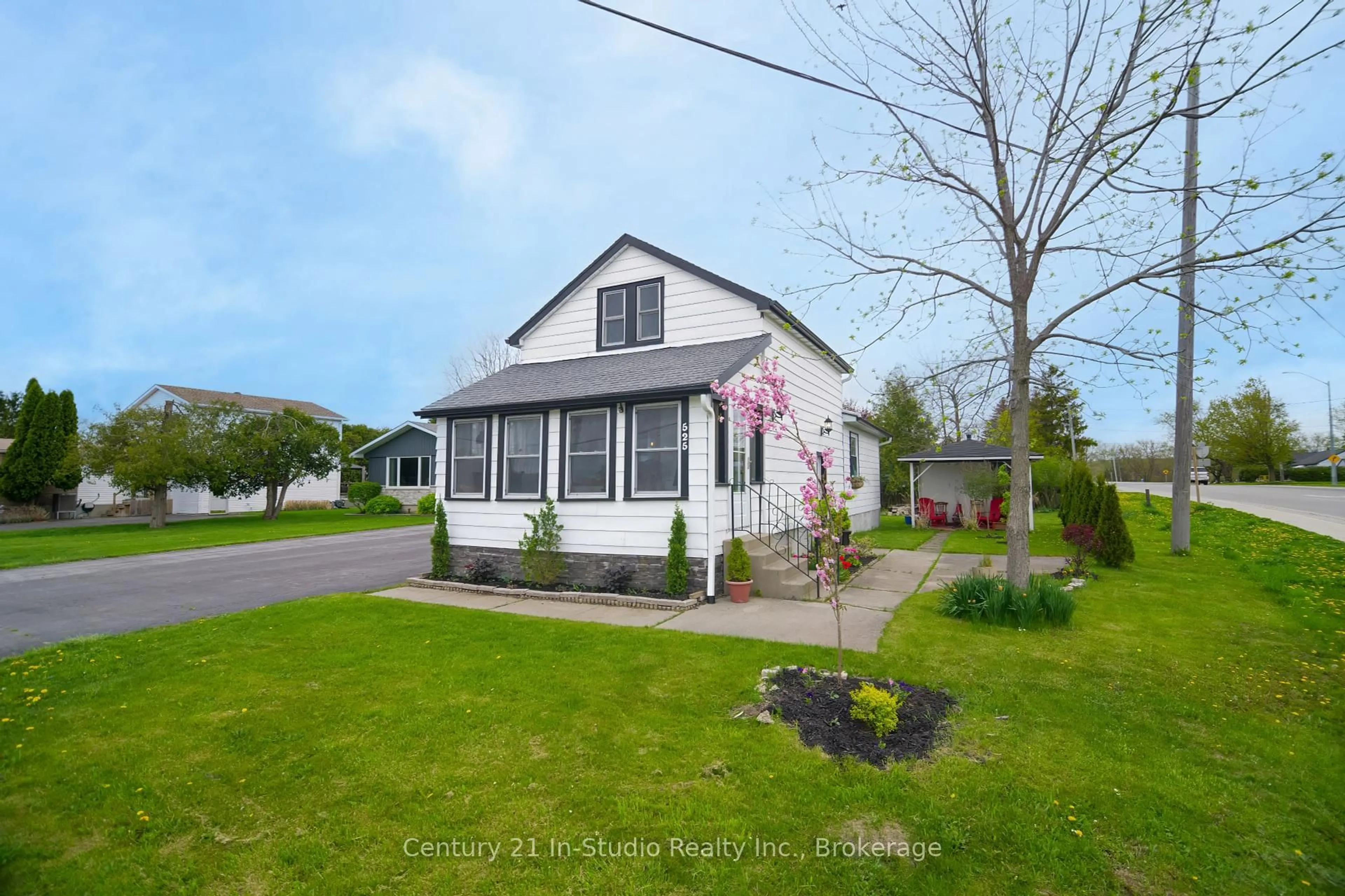 A pic from outside/outdoor area/front of a property/back of a property/a pic from drone, street for 525 Mechanics Ave, Kincardine Ontario N2Z 2E9