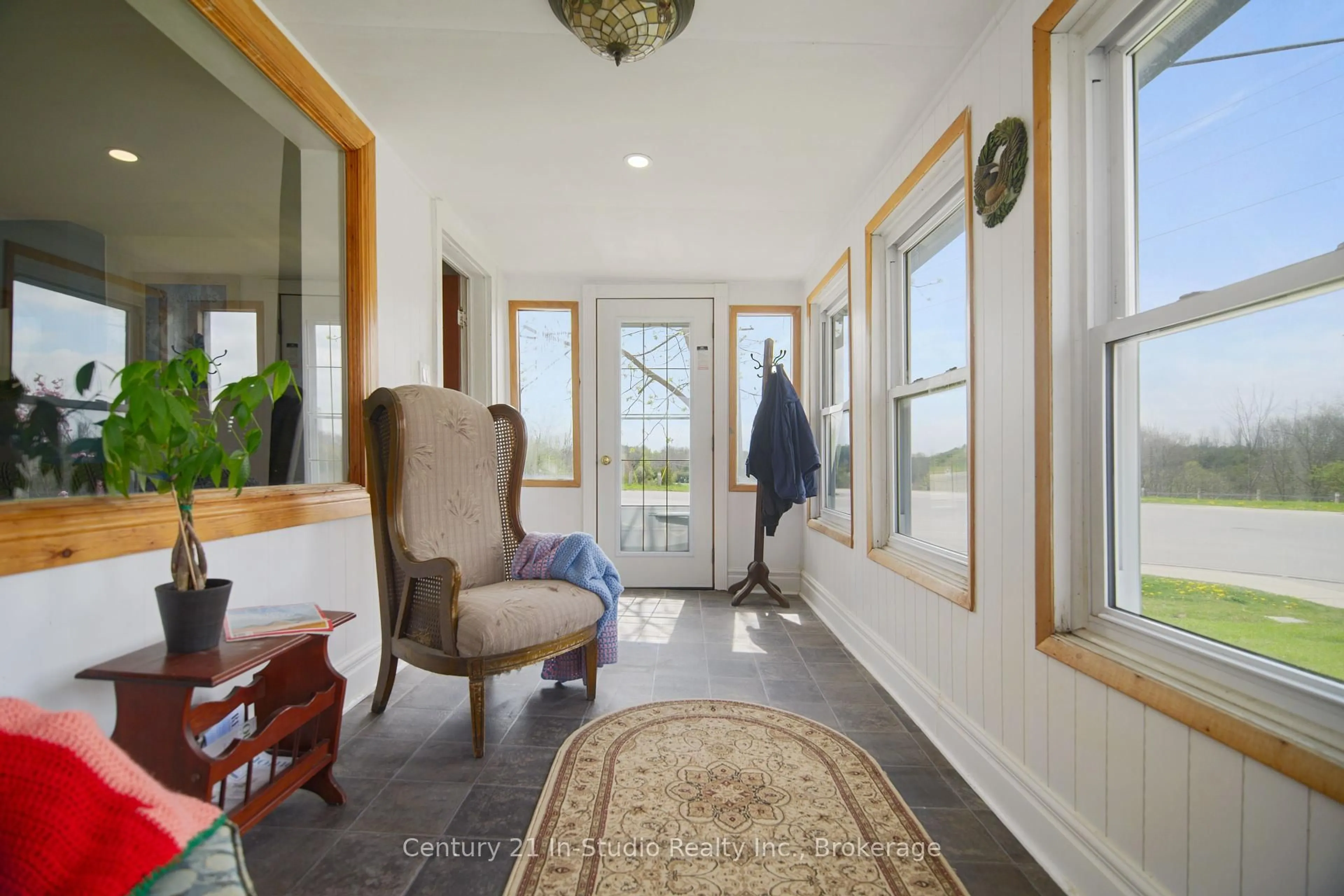 Indoor entryway for 525 Mechanics Ave, Kincardine Ontario N2Z 2E9