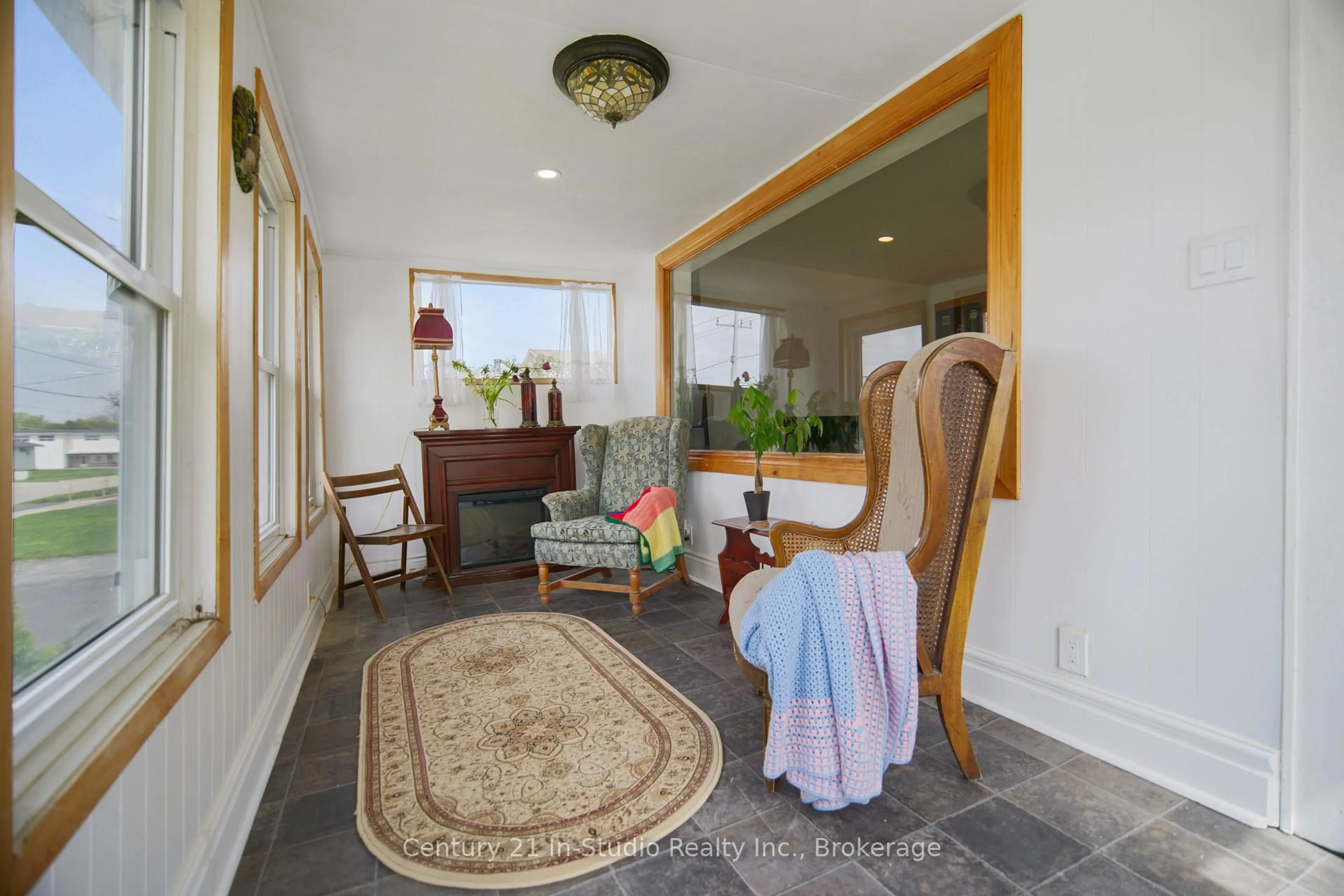 Indoor entryway for 525 Mechanics Ave, Kincardine Ontario N2Z 2E9