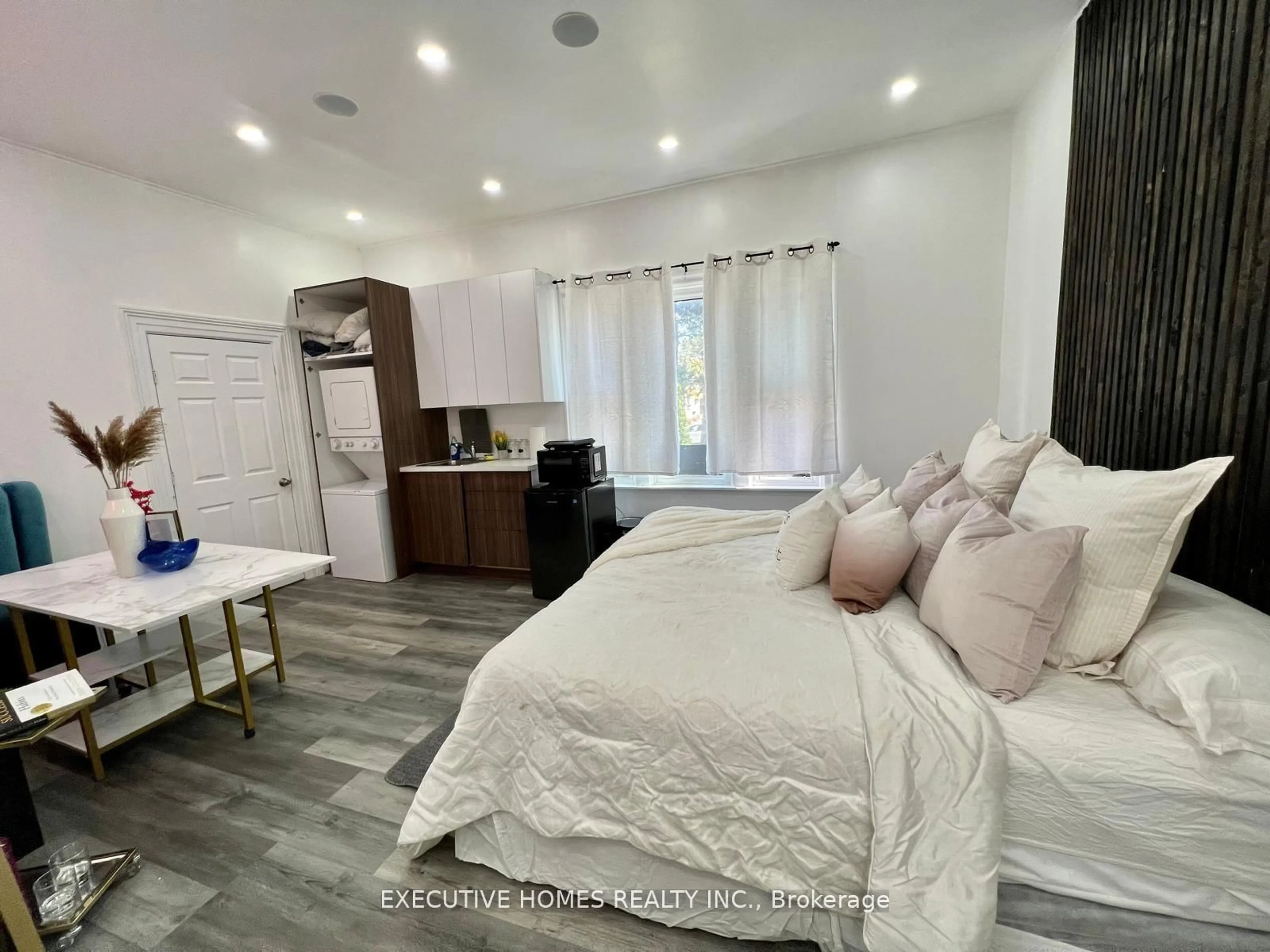 A pic of a room for 650 OXFORD St, London East Ontario N5X 3J4