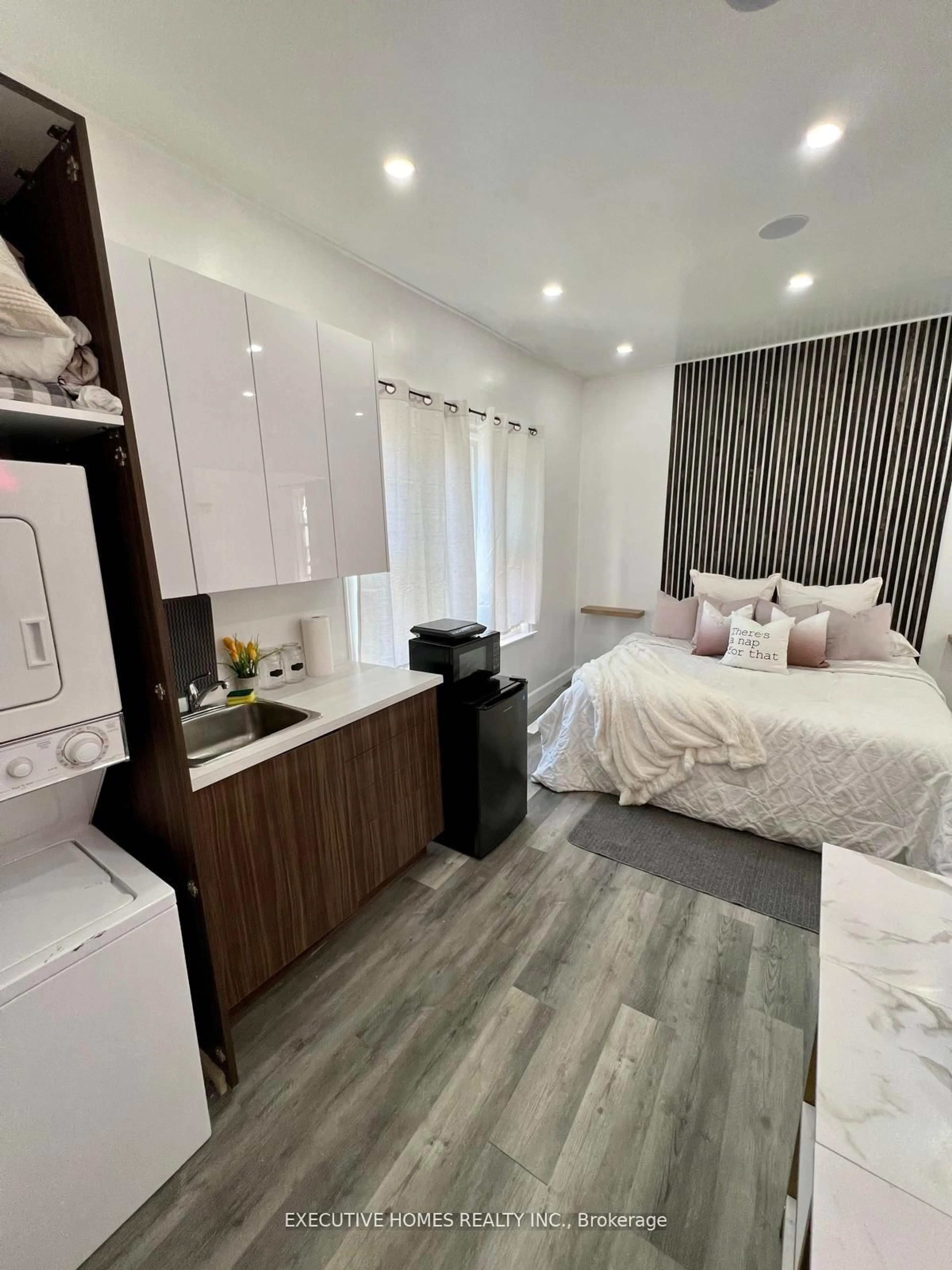 A pic of a room for 650 OXFORD St, London East Ontario N5X 3J4