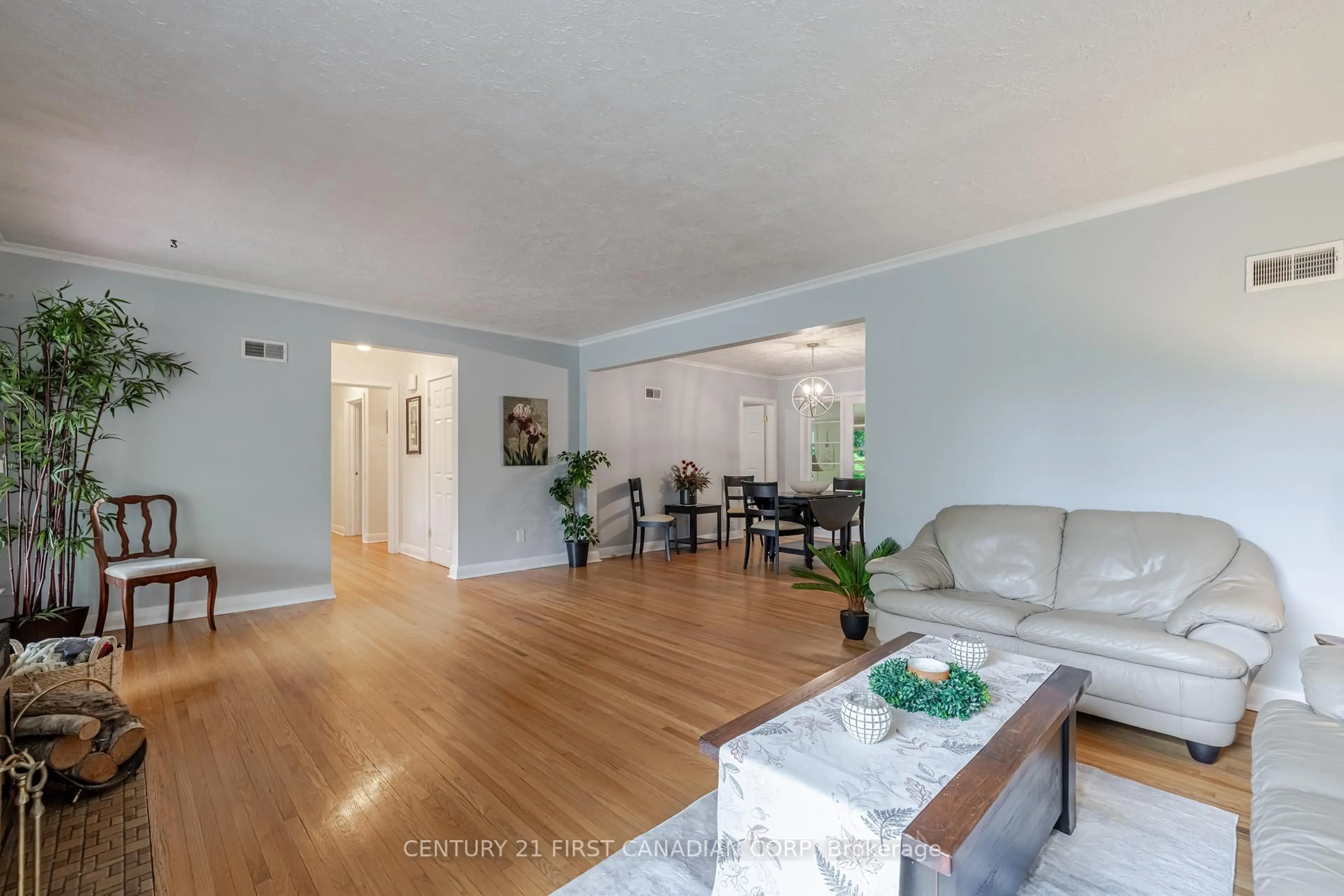 Living room with furniture, wood/laminate floor for 420 Riverside Dr, London North Ontario N6H 2R7