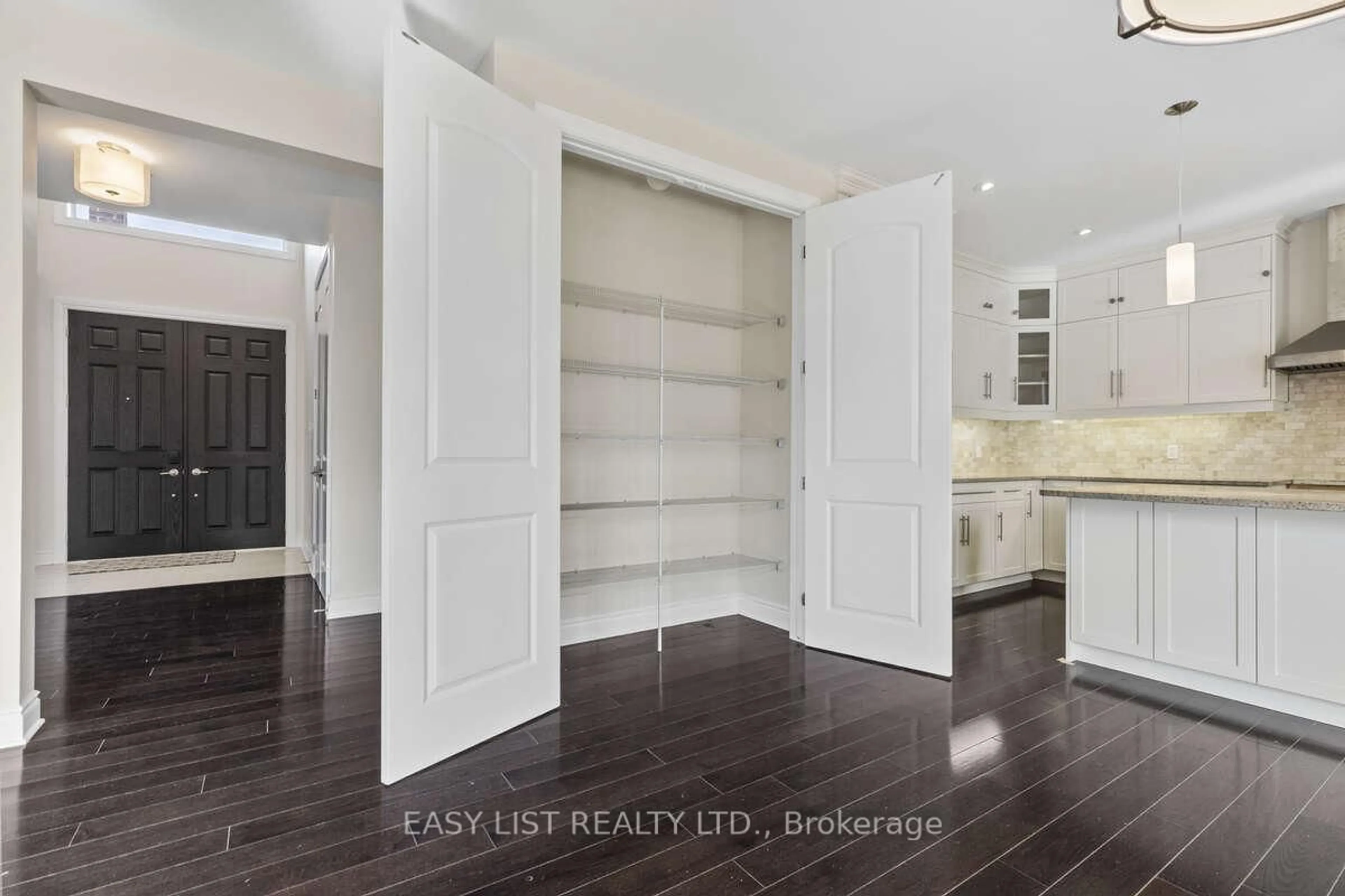Indoor entryway for 1024 Medway Park Dr, London North Ontario N6G 0E4