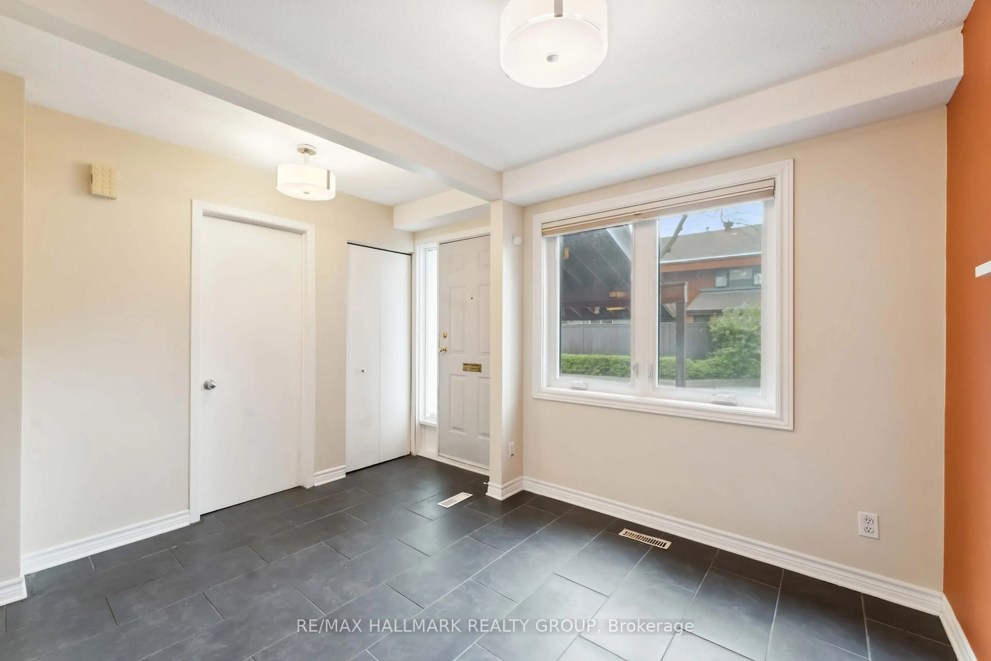 Indoor entryway for 110 WALNUT Crt #12, Ottawa Ontario K1R 7W2