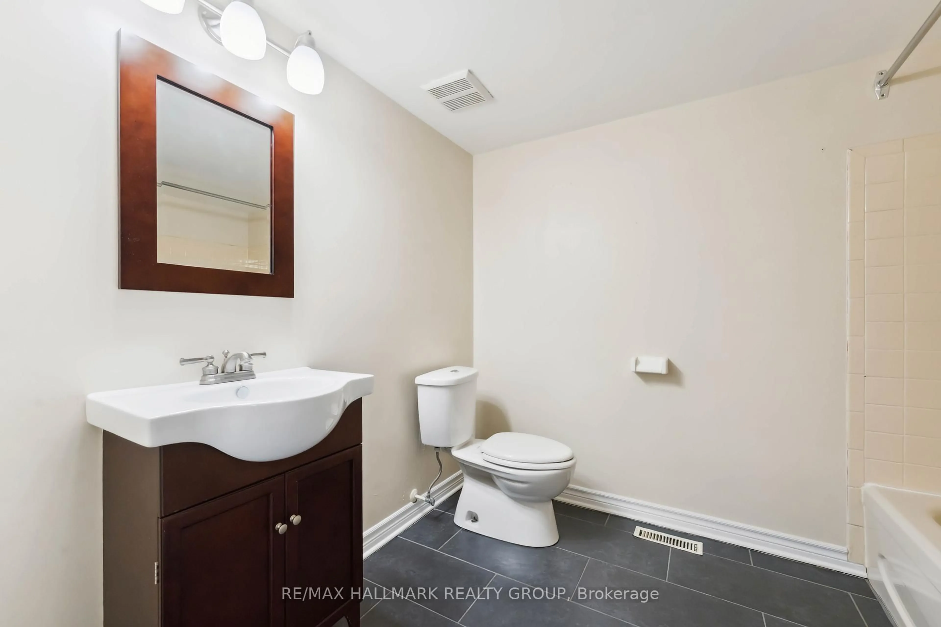 Standard bathroom, ceramic/tile floor for 110 WALNUT Crt #12, Ottawa Ontario K1R 7W2