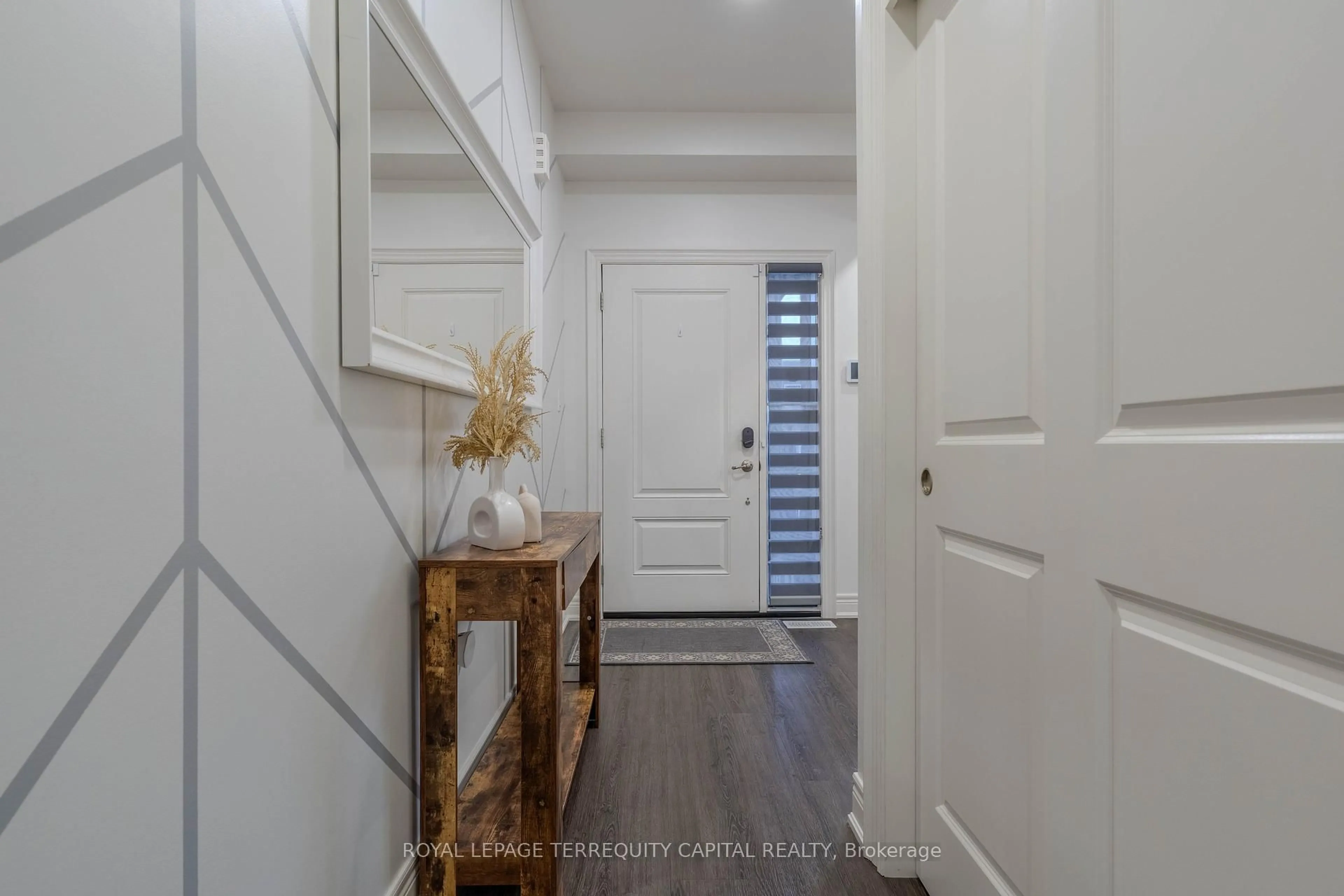 Indoor entryway for 3619 Thunder Bay Rd, Fort Erie Ontario L0S 1N0