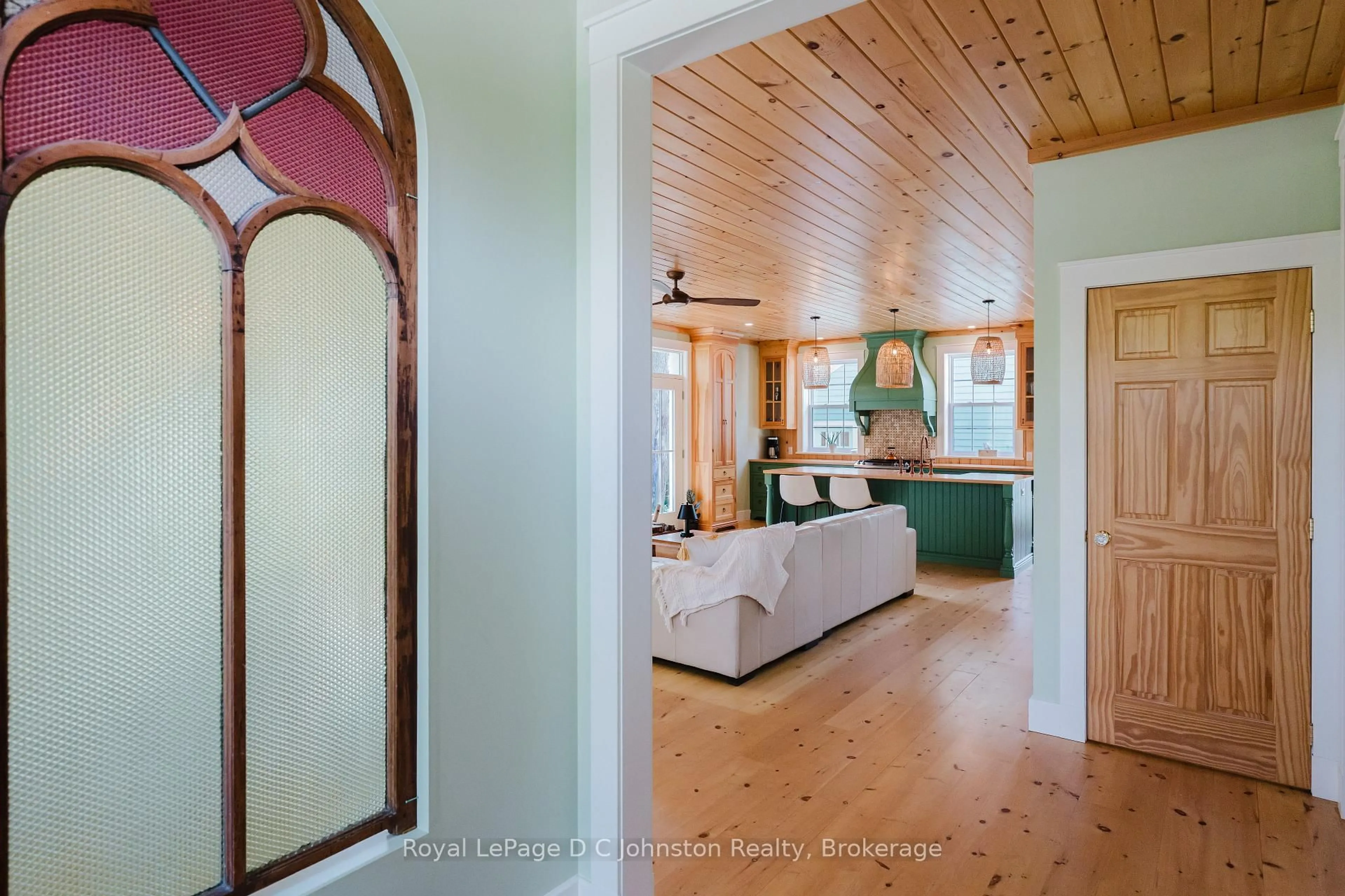 Indoor foyer for 66 Grosvenor St St, Saugeen Shores Ontario N0H 2L0