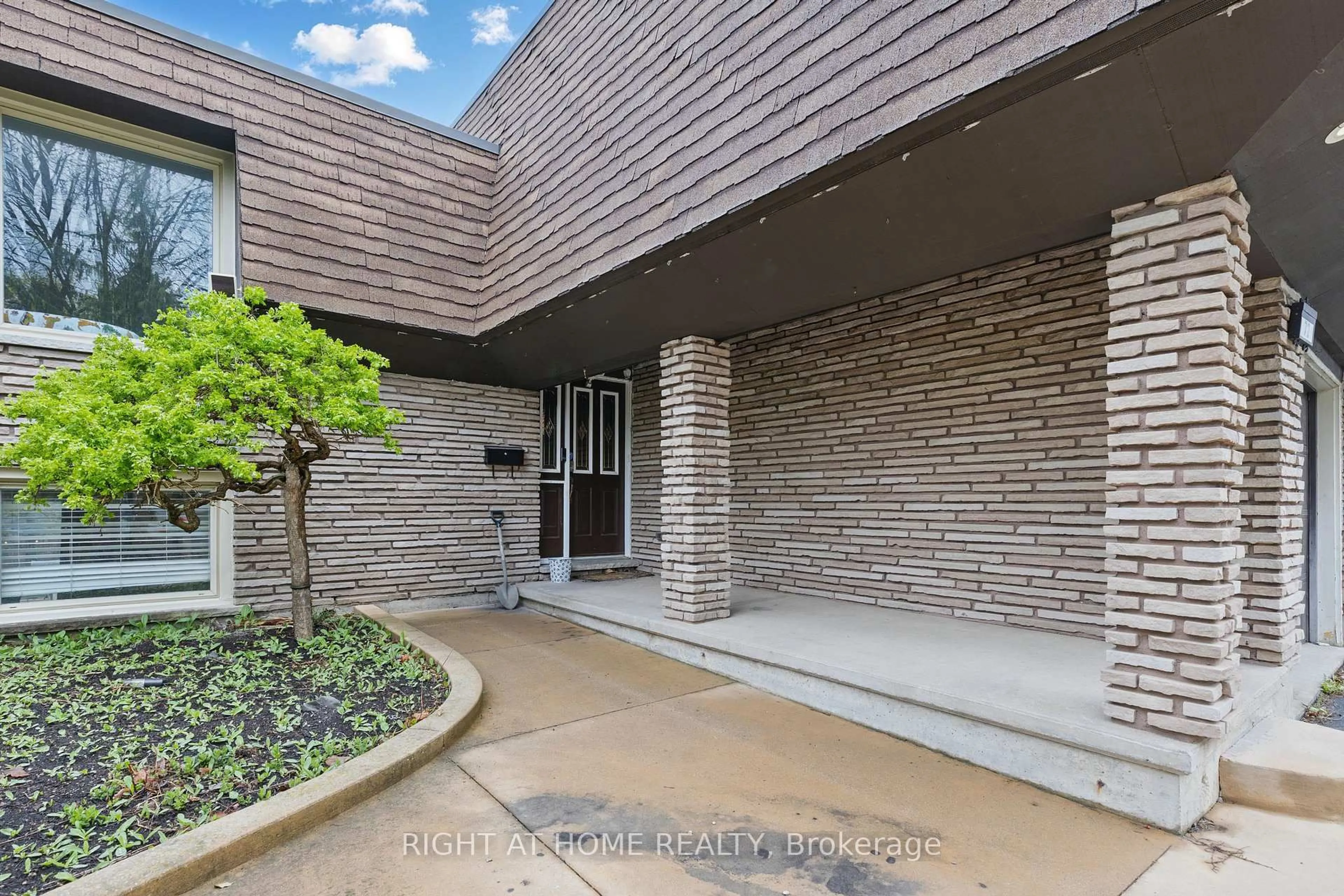 Indoor foyer for 72 Underhill Cres, Kitchener Ontario N2A 2S8