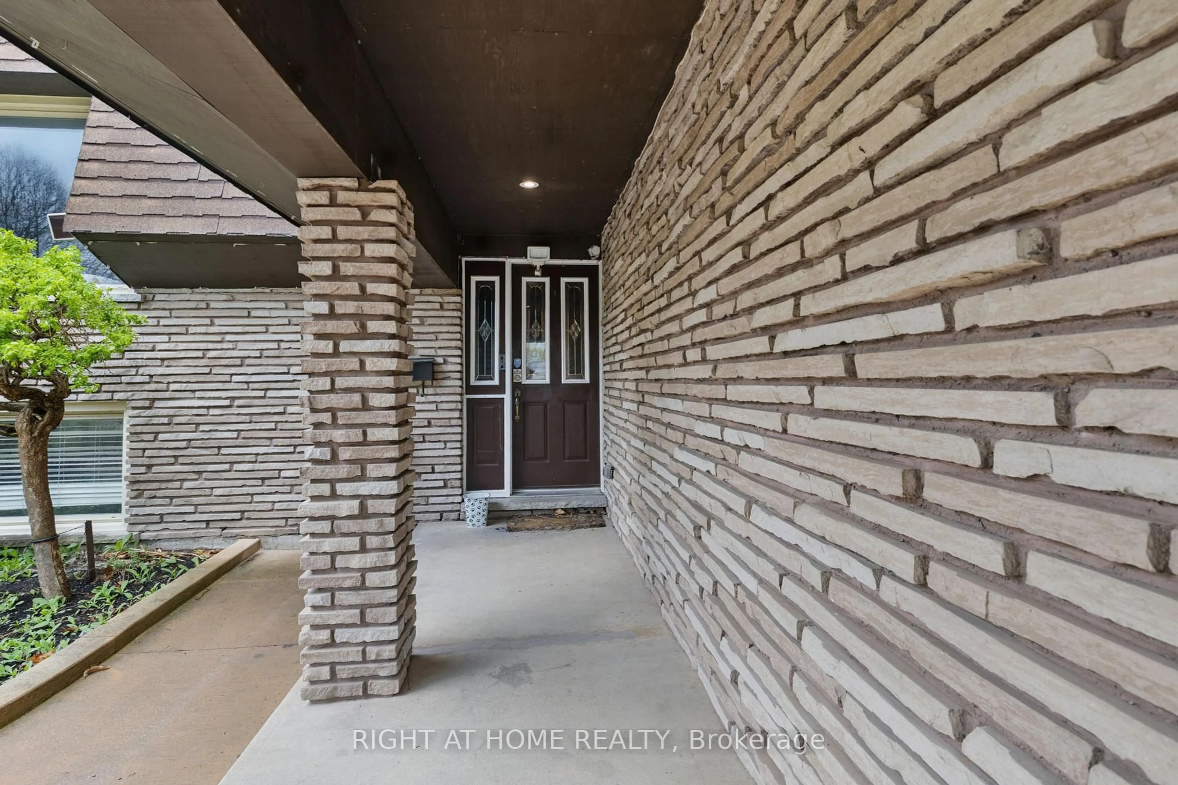 Indoor entryway for 72 Underhill Cres, Kitchener Ontario N2A 2S8
