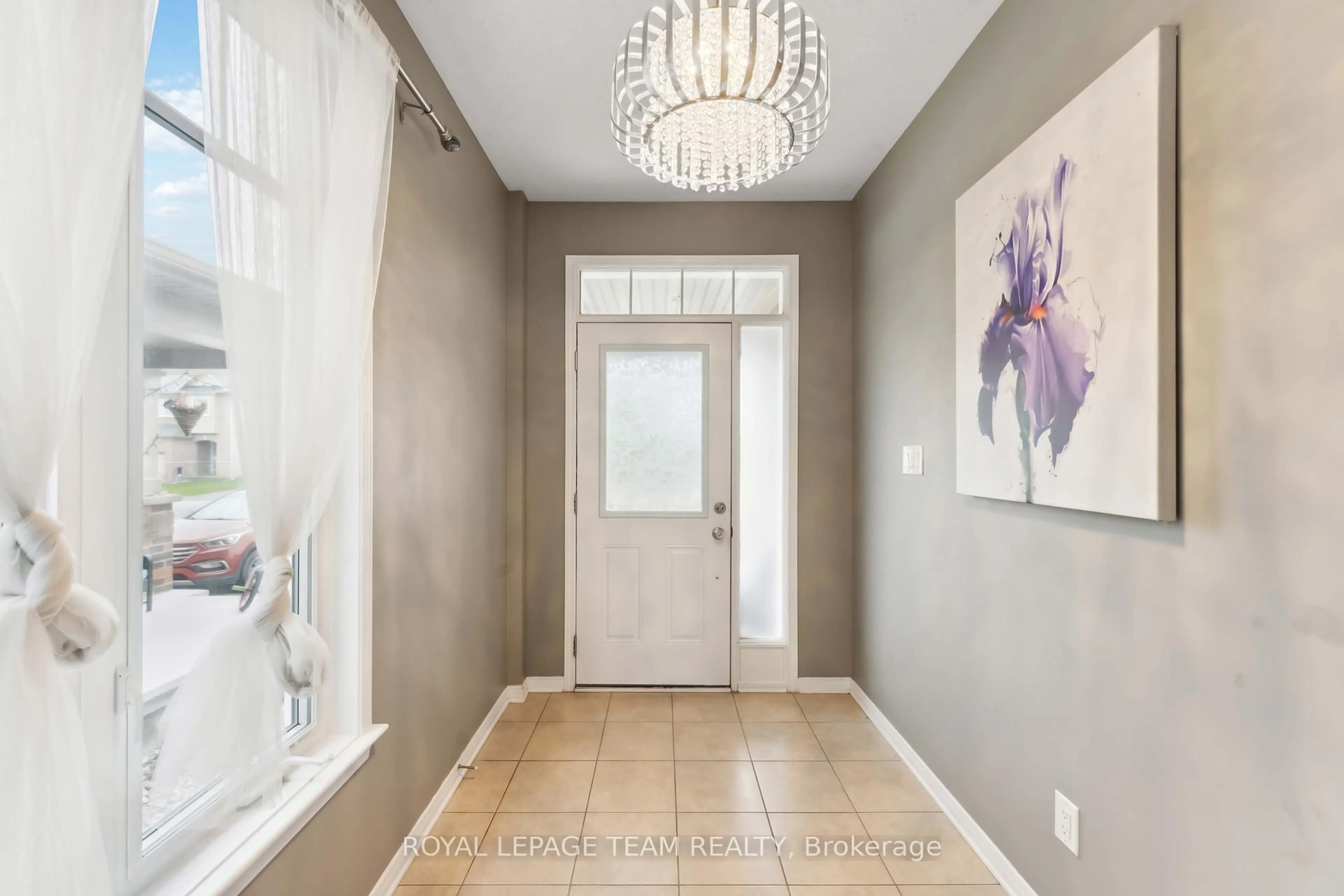 Indoor entryway for 52 Tapadero Ave, Ottawa Ontario K2V 0E1