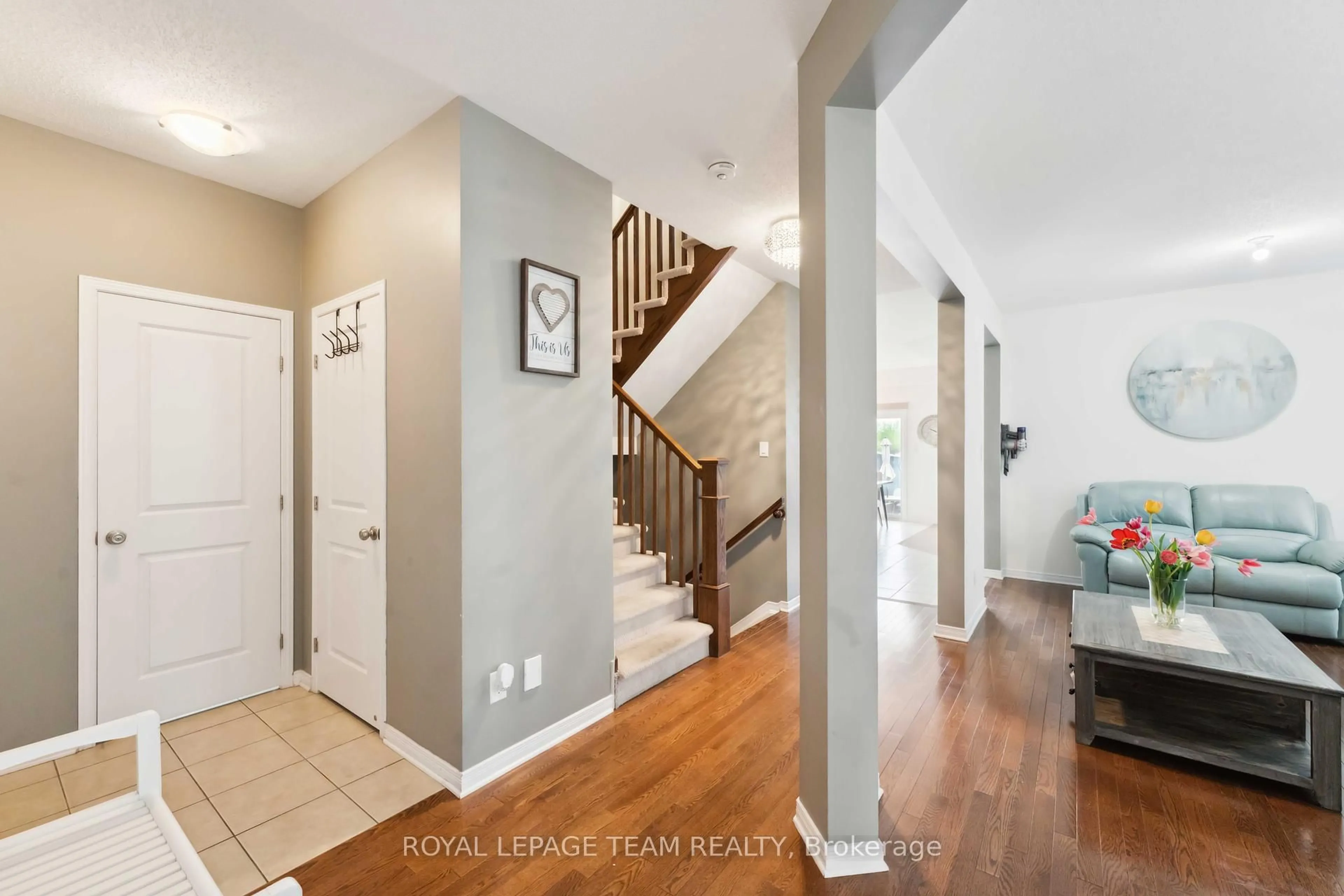 Indoor entryway for 52 Tapadero Ave, Ottawa Ontario K2V 0E1
