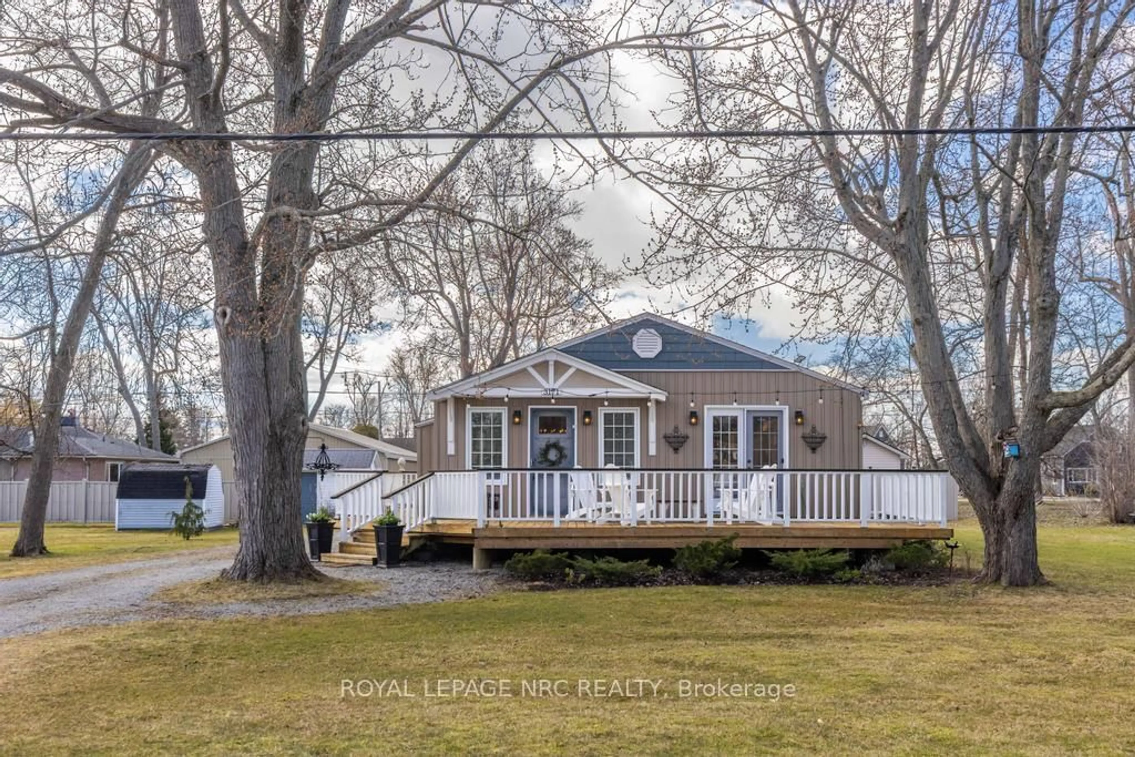 A pic from outside/outdoor area/front of a property/back of a property/a pic from drone, street for 3171 Evadere Ave, Fort Erie Ontario L0S 1N0