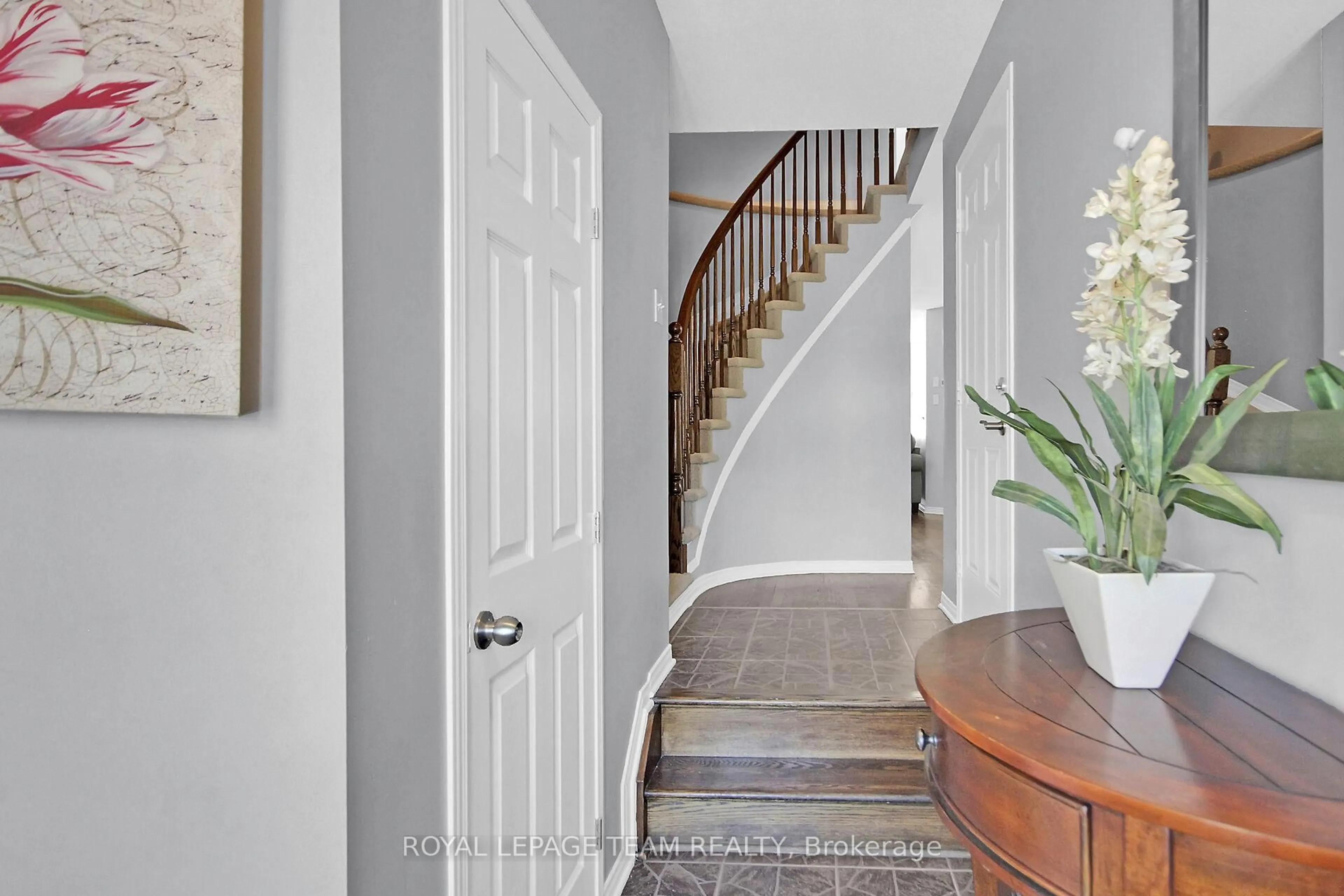Indoor entryway for 214 Cityview Cres, Ottawa Ontario K4A 0T9