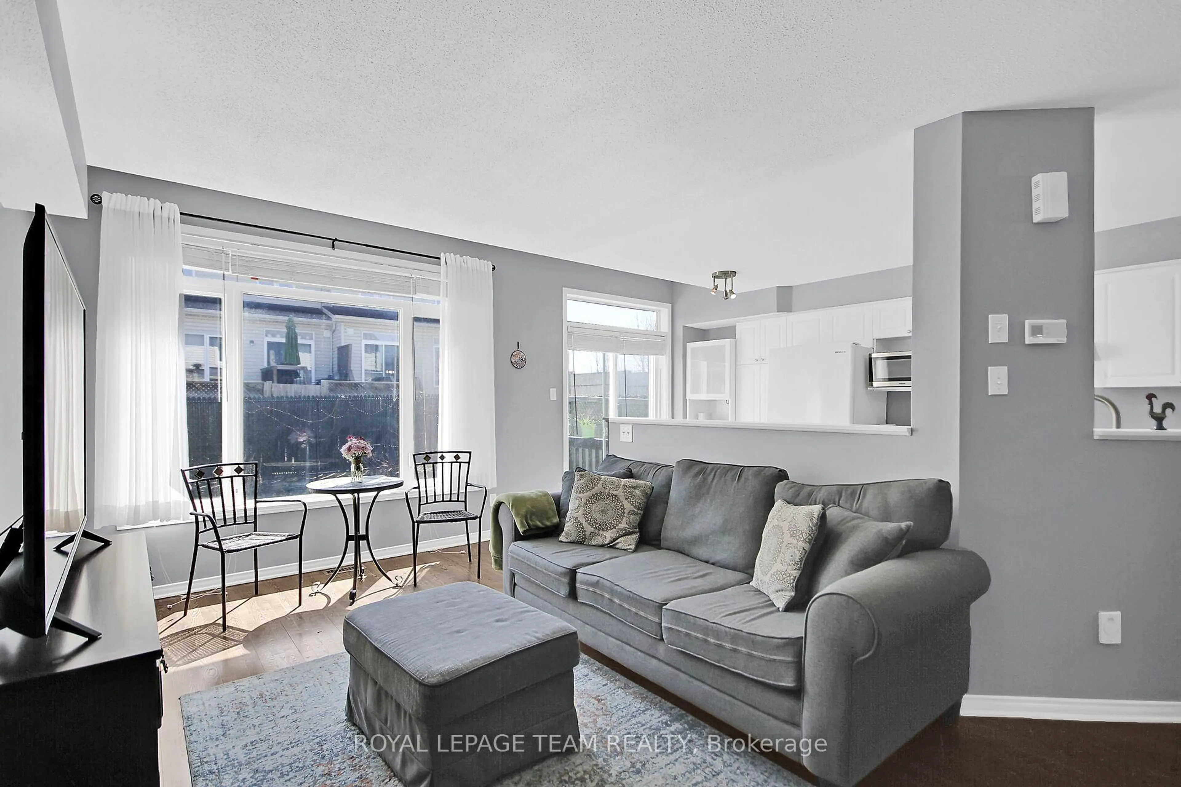 Living room with furniture, unknown for 214 Cityview Cres, Ottawa Ontario K4A 0T9