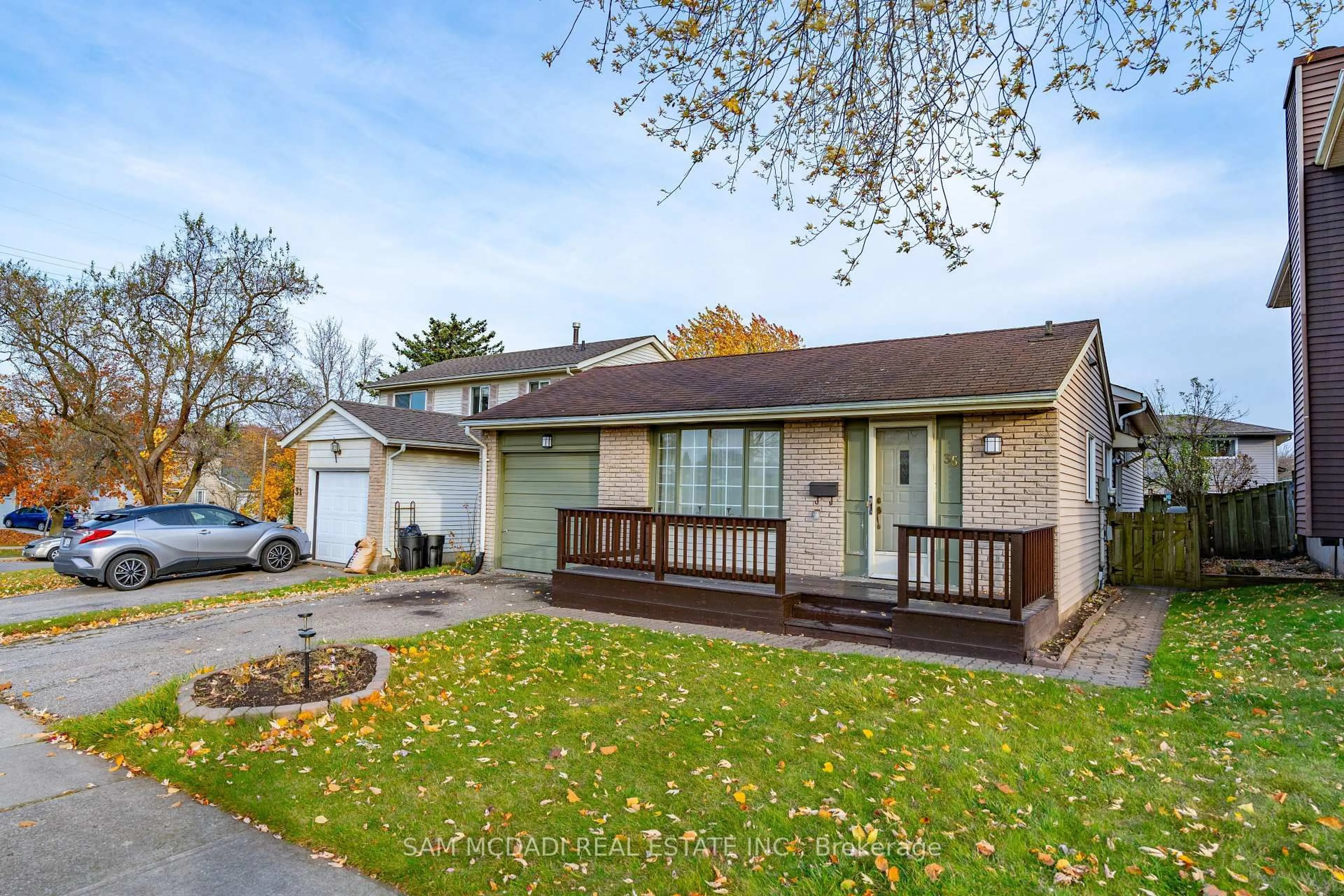 A pic from outside/outdoor area/front of a property/back of a property/a pic from drone, street for 35 Parkland Cres, Kitchener Ontario N2N 1R5