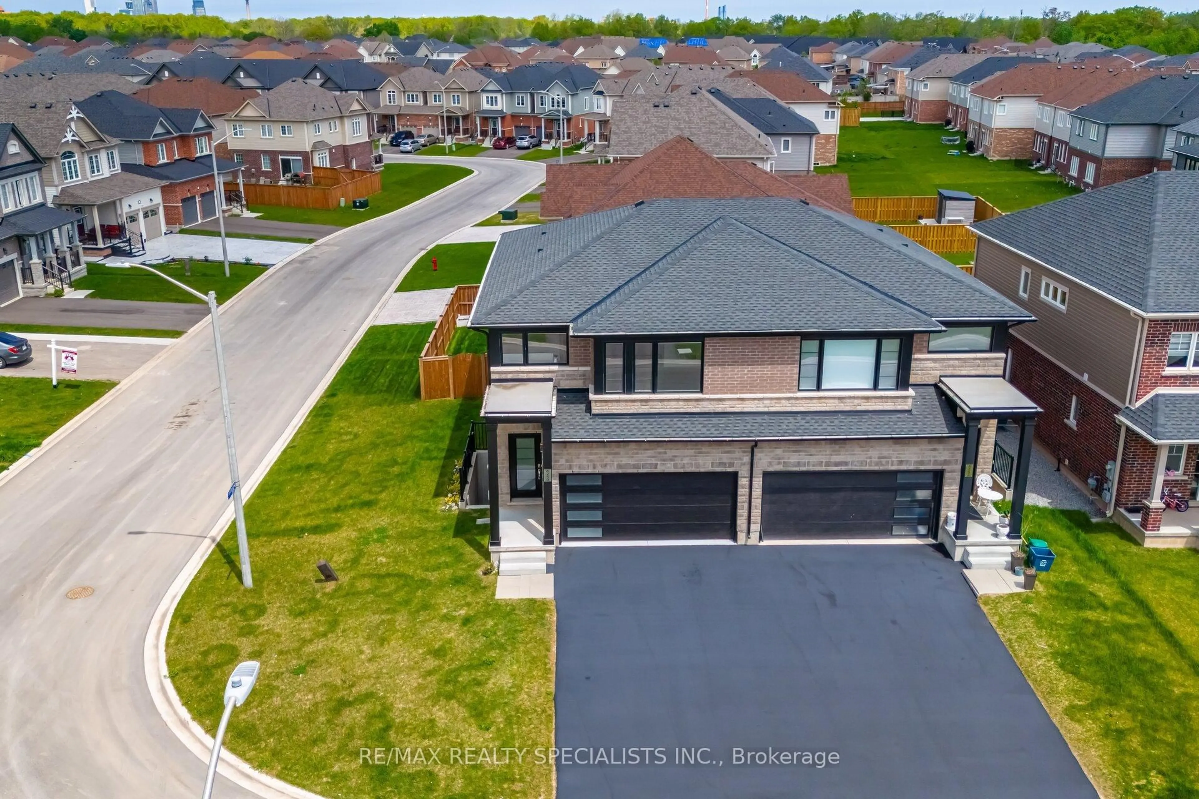 A pic from outside/outdoor area/front of a property/back of a property/a pic from drone, street for 4259 SHUTTLEWORTH Dr, Niagara Falls Ontario L2G 3P6