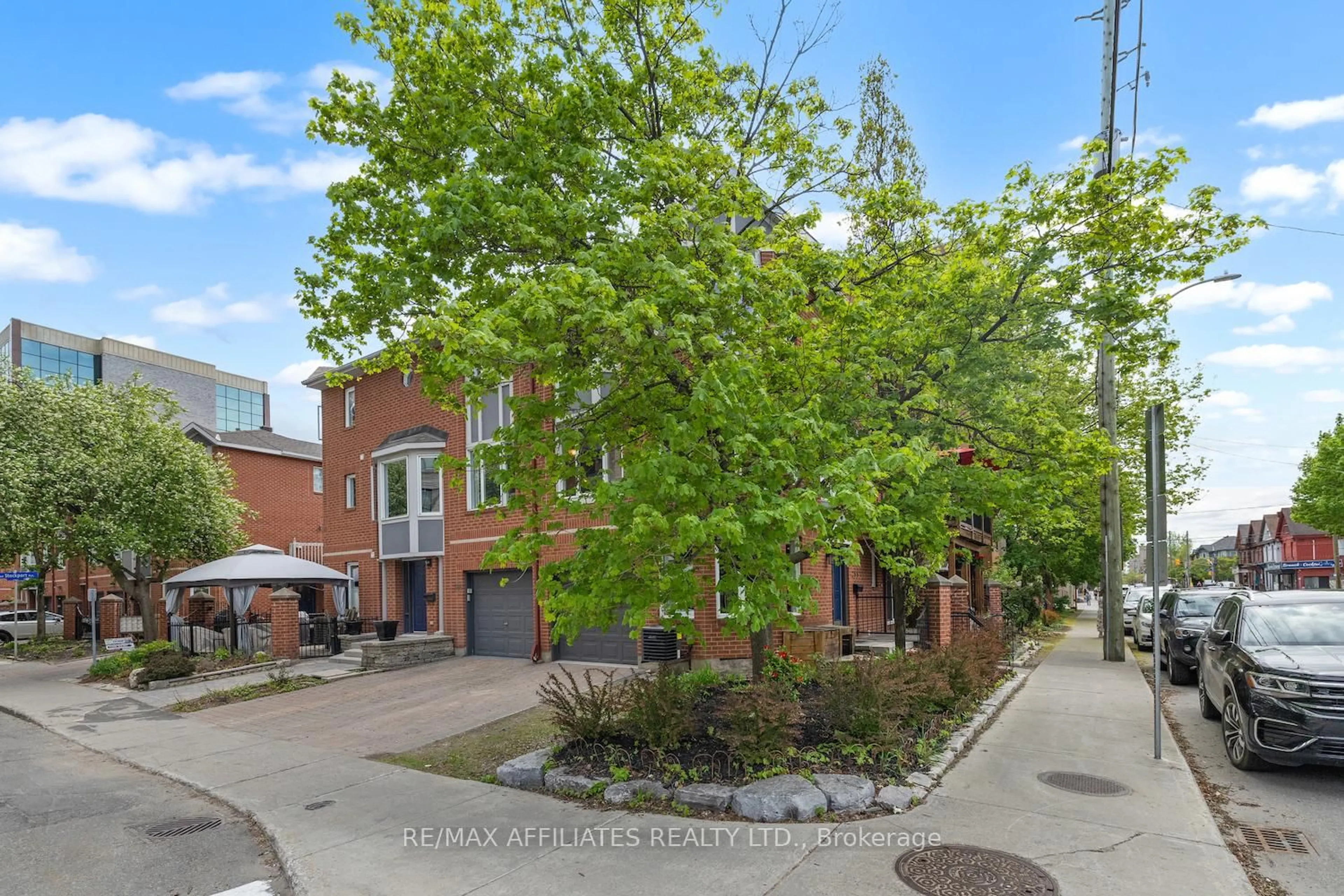 A pic from outside/outdoor area/front of a property/back of a property/a pic from drone, street for 255 Kent St, Ottawa Ontario K2P 2N4