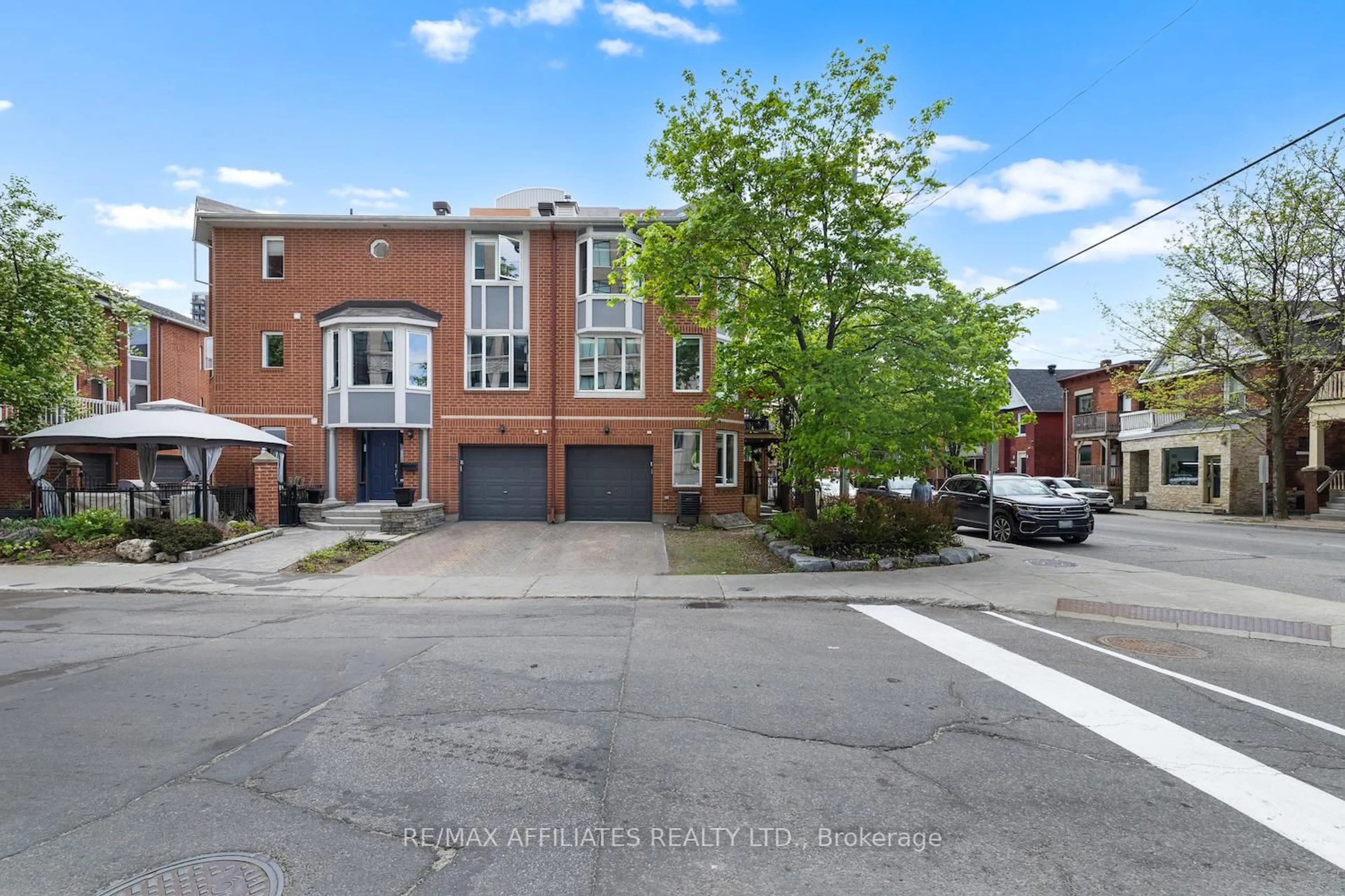 A pic from outside/outdoor area/front of a property/back of a property/a pic from drone, street for 255 Kent St, Ottawa Ontario K2P 2N4