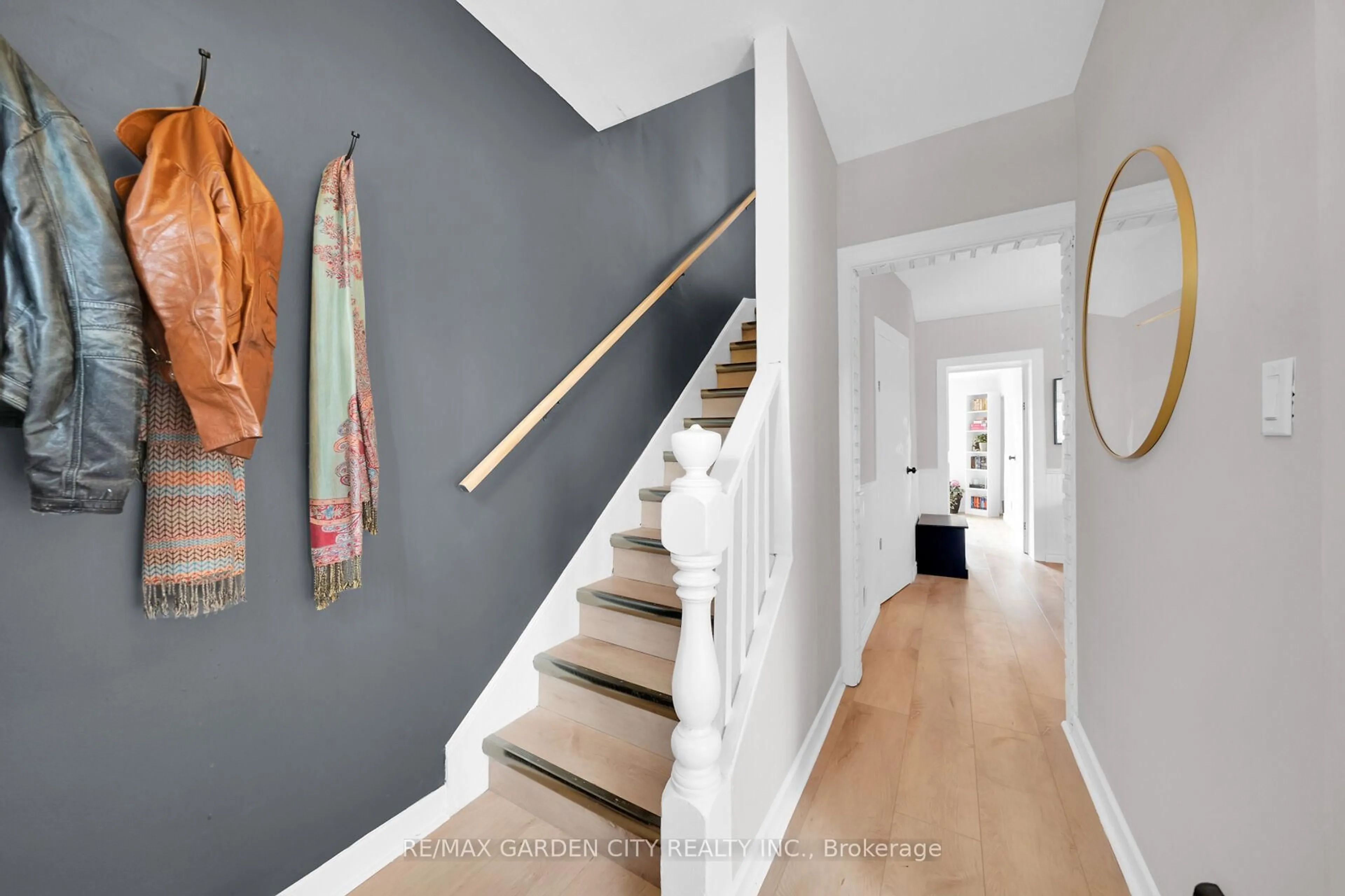Indoor entryway for 92 GLENDALE Ave, Hamilton Ontario L8L 7J7