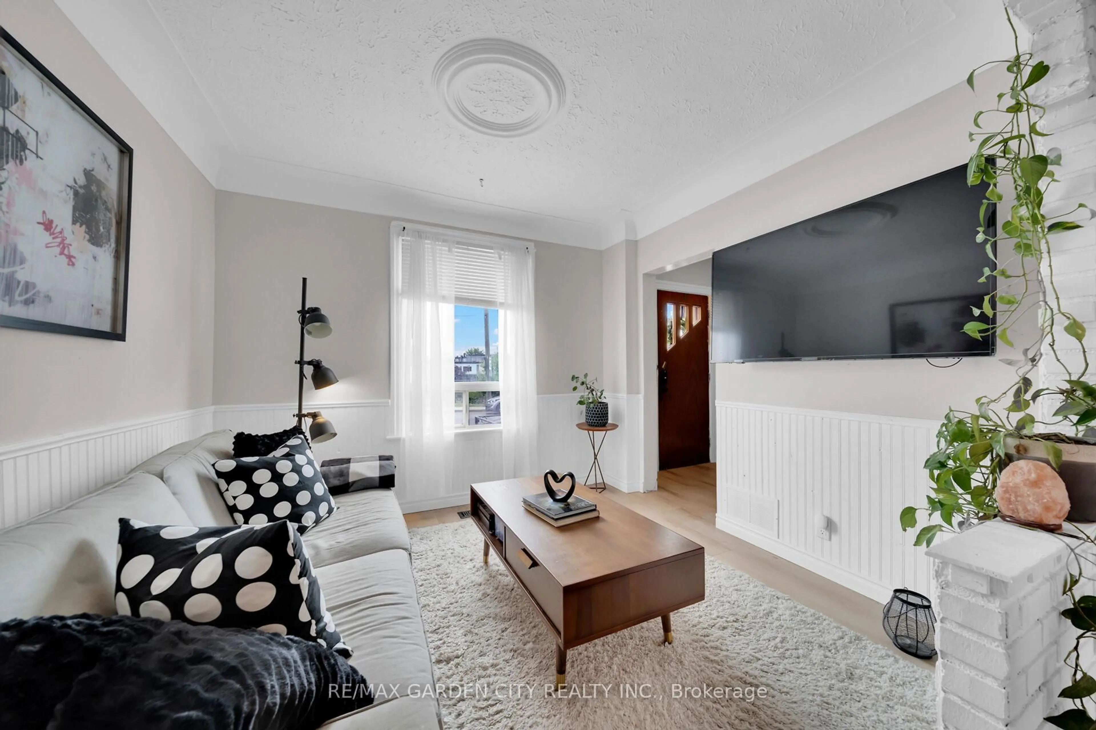 Living room with furniture, unknown for 92 GLENDALE Ave, Hamilton Ontario L8L 7J7