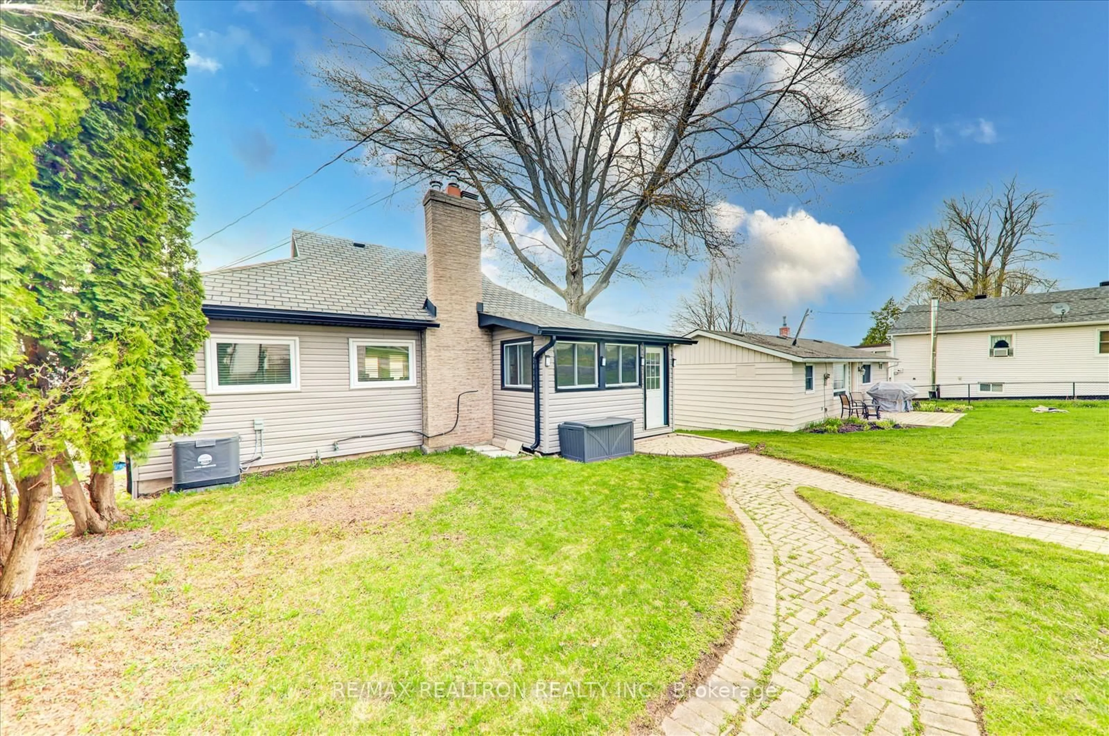 Patio, street for 213 Snug Harbour Rd, Kawartha Lakes Ontario K9V 4R6