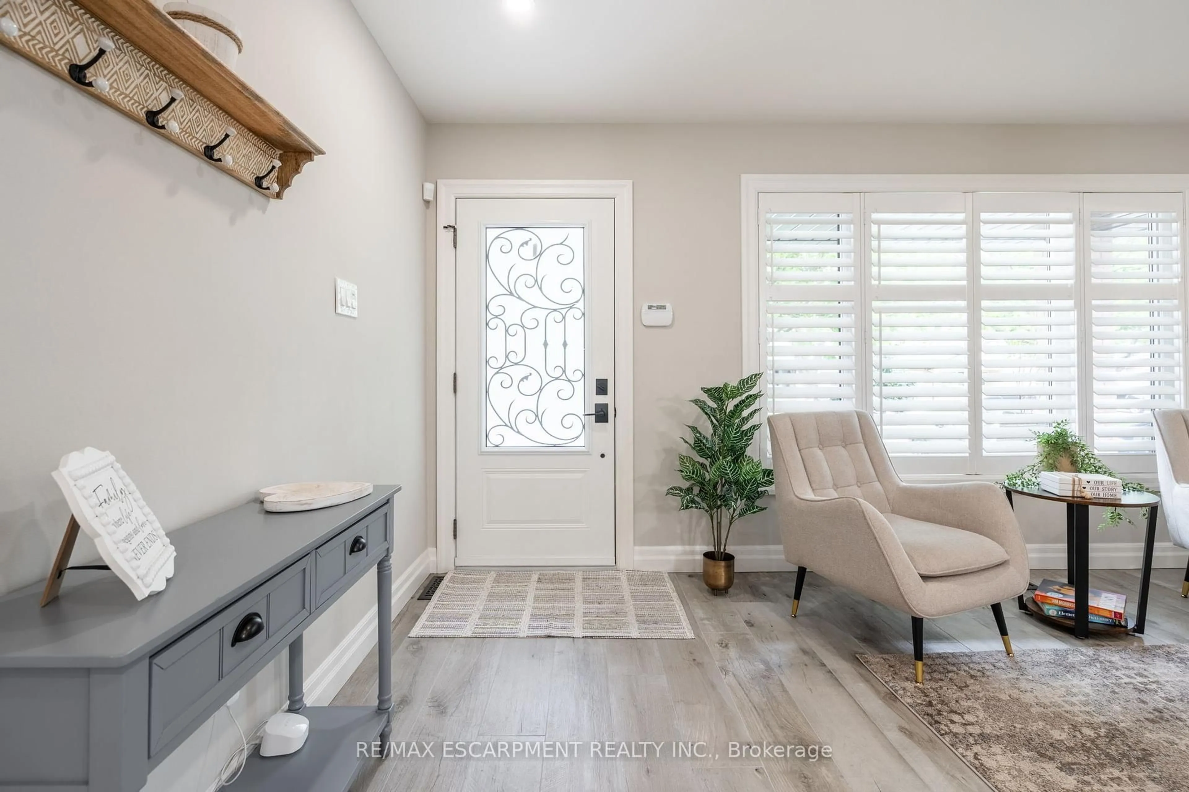 Indoor entryway for 20 Benwood Crt, Hamilton Ontario L8J 2K4