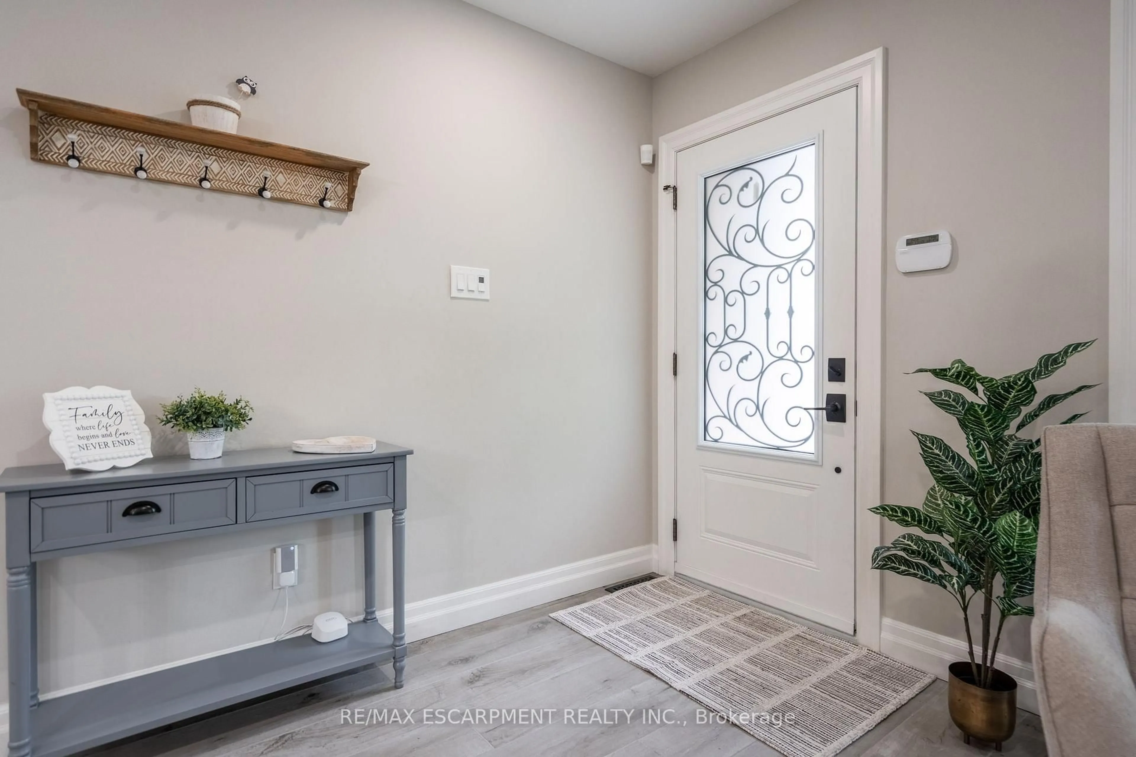 Indoor entryway for 20 Benwood Crt, Hamilton Ontario L8J 2K4