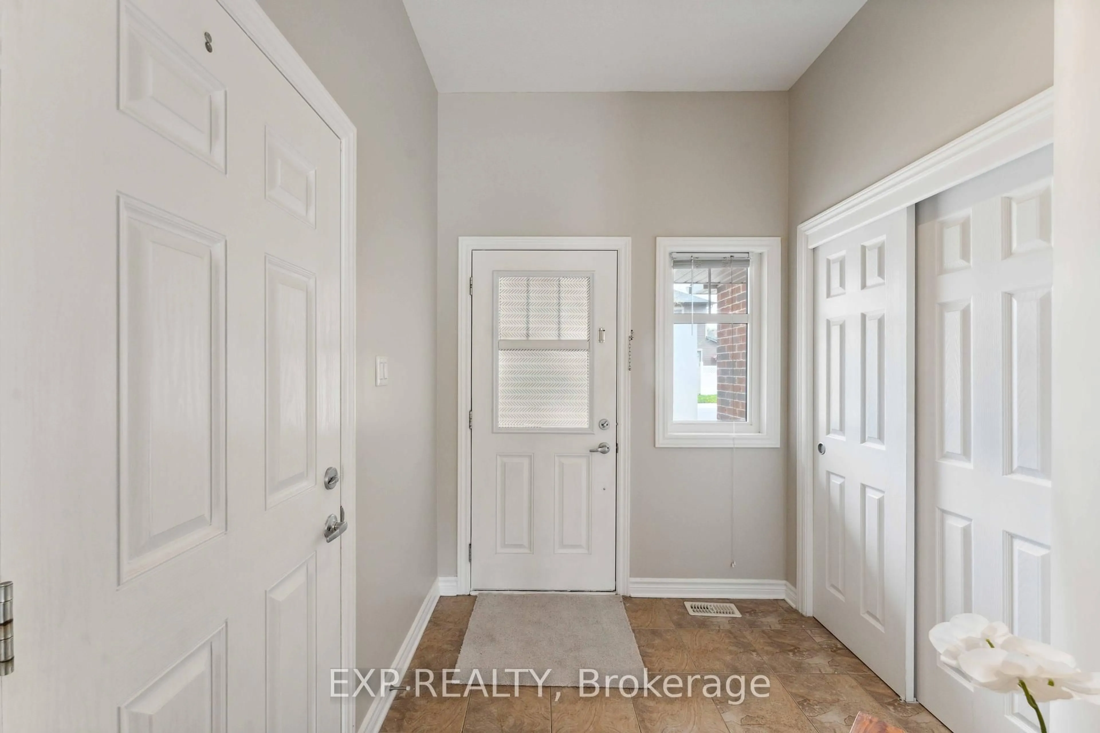 Indoor entryway for 195 Mancini Way, Ottawa Ontario K2J 5X4