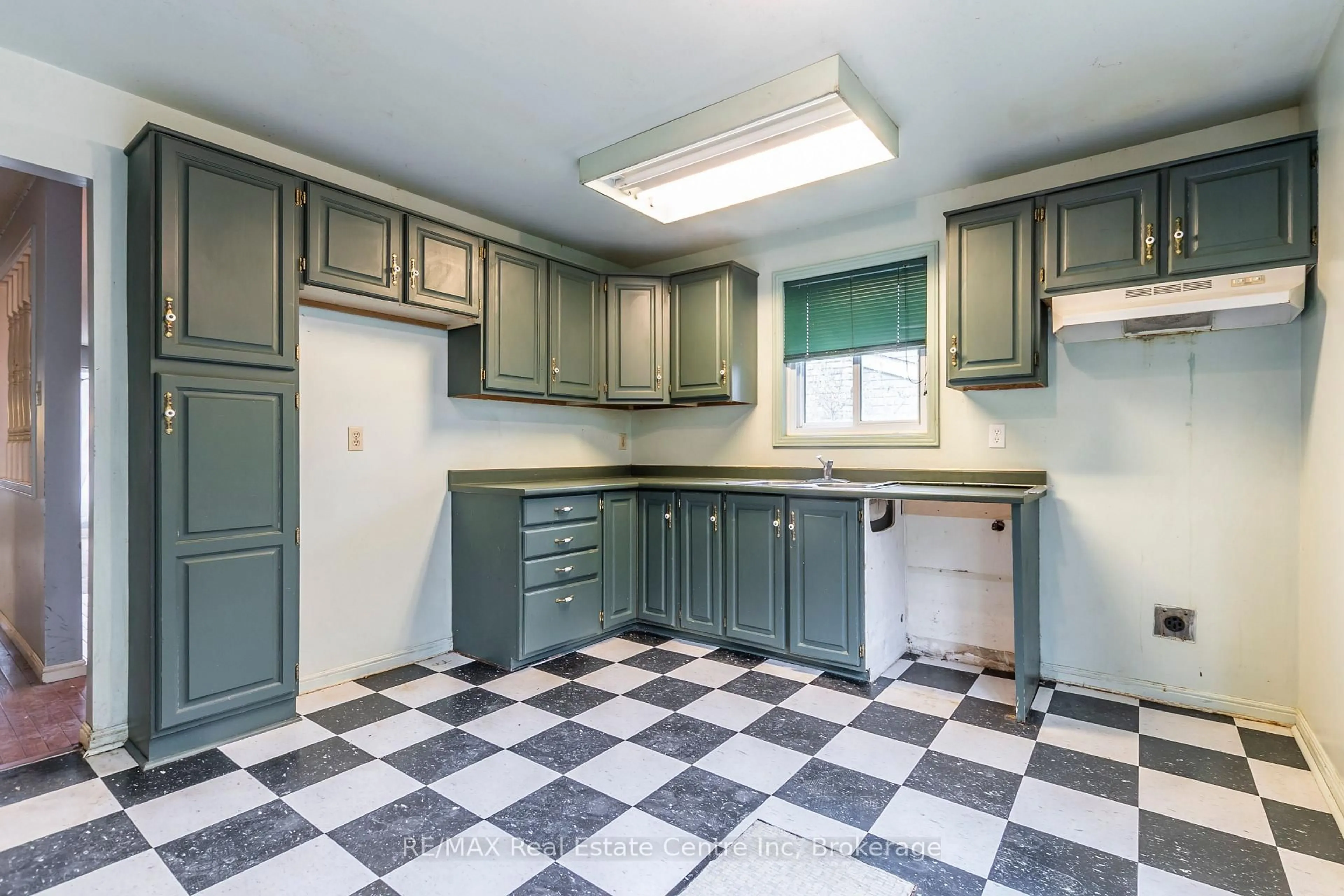 Standard kitchen, unknown for 476 Westheights Dr, Kitchener Ontario N2N 1M5