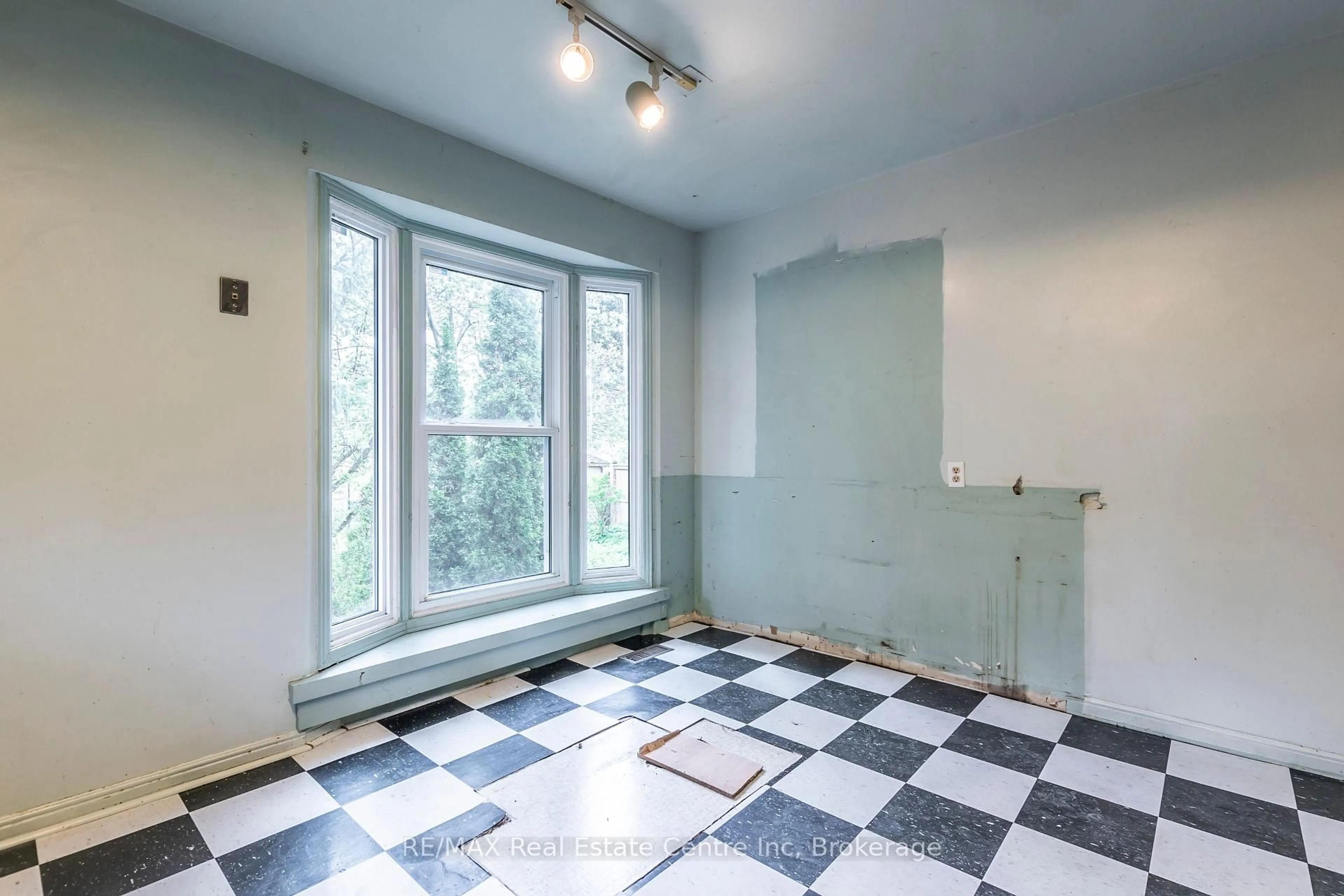 A pic of a room for 476 Westheights Dr, Kitchener Ontario N2N 1M5