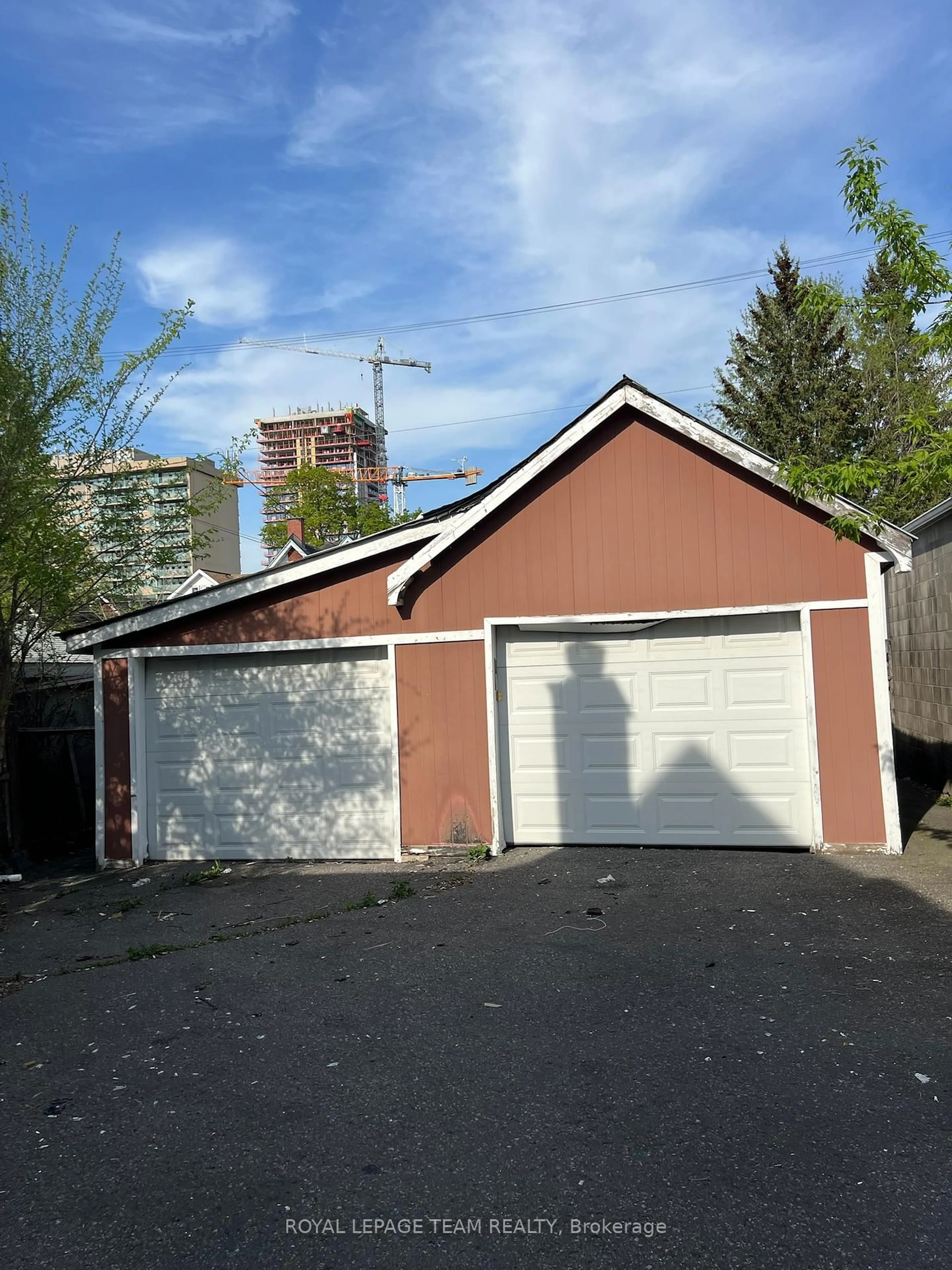 Indoor garage for 35 Irving Ave, Ottawa Ontario K1Y 1Z2