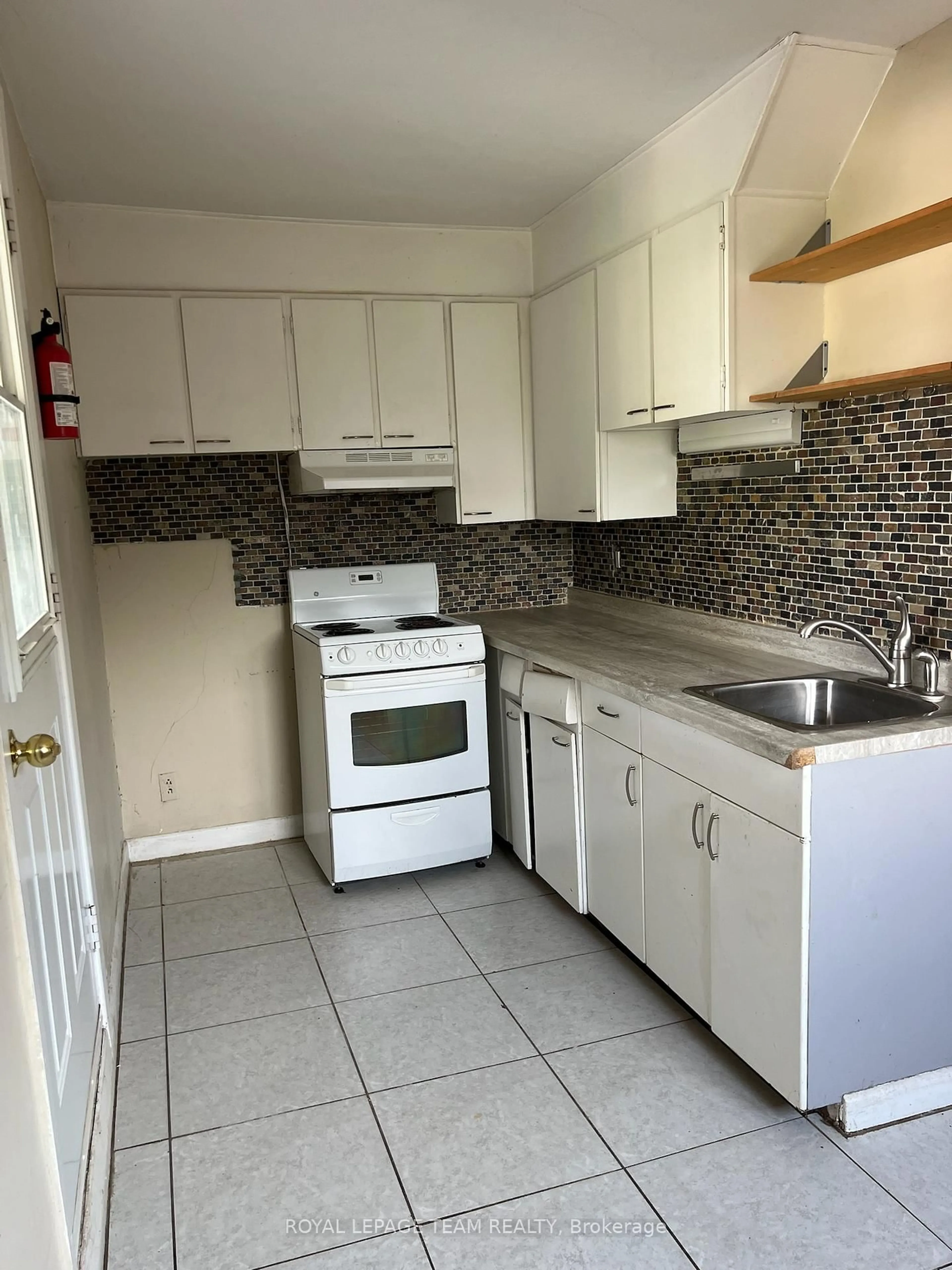 Standard kitchen, unknown for 35 Irving Ave, Ottawa Ontario K1Y 1Z2