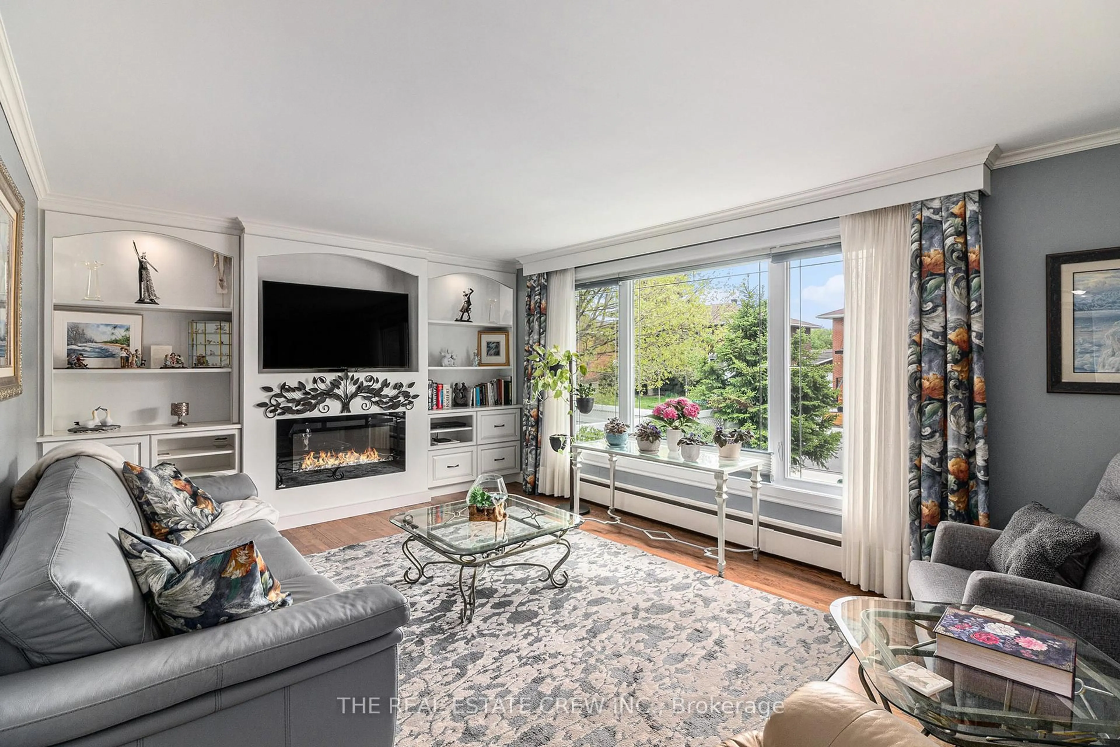 Living room with furniture, unknown for 257 Lavergne St, Ottawa Ontario K1L 5E4