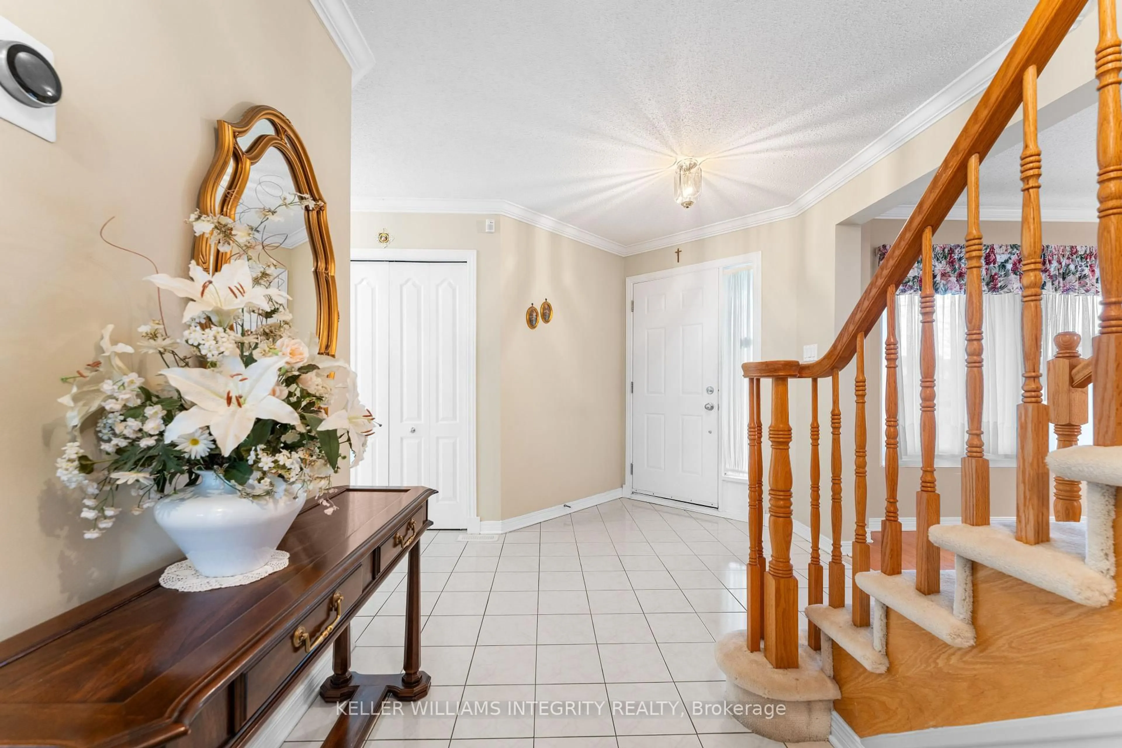 Indoor entryway for 1643 Blohm Dr, Ottawa Ontario K1G 5S4