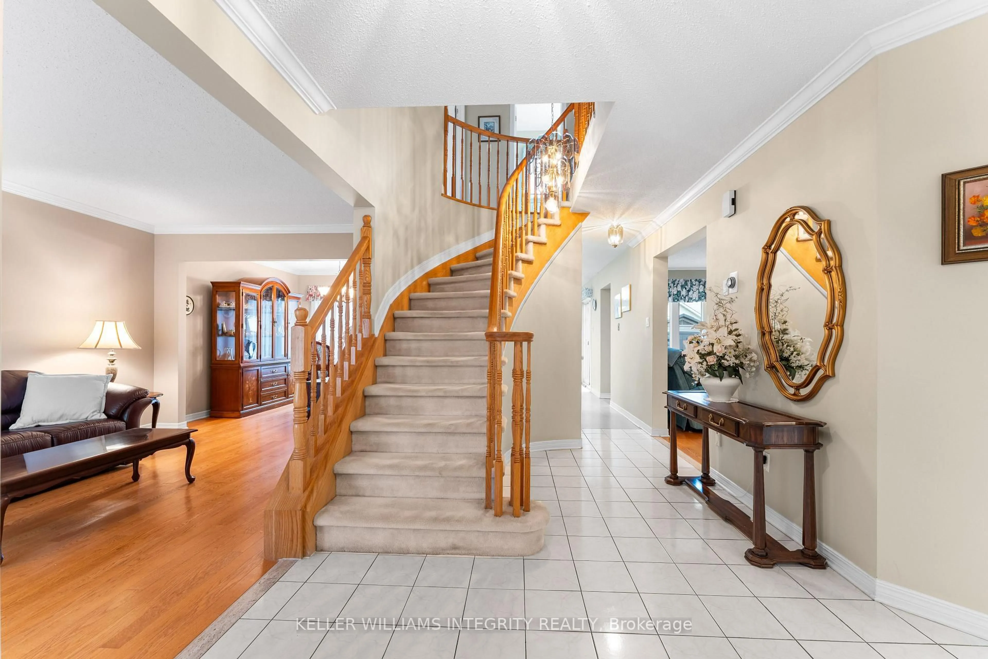 Indoor foyer for 1643 Blohm Dr, Ottawa Ontario K1G 5S4