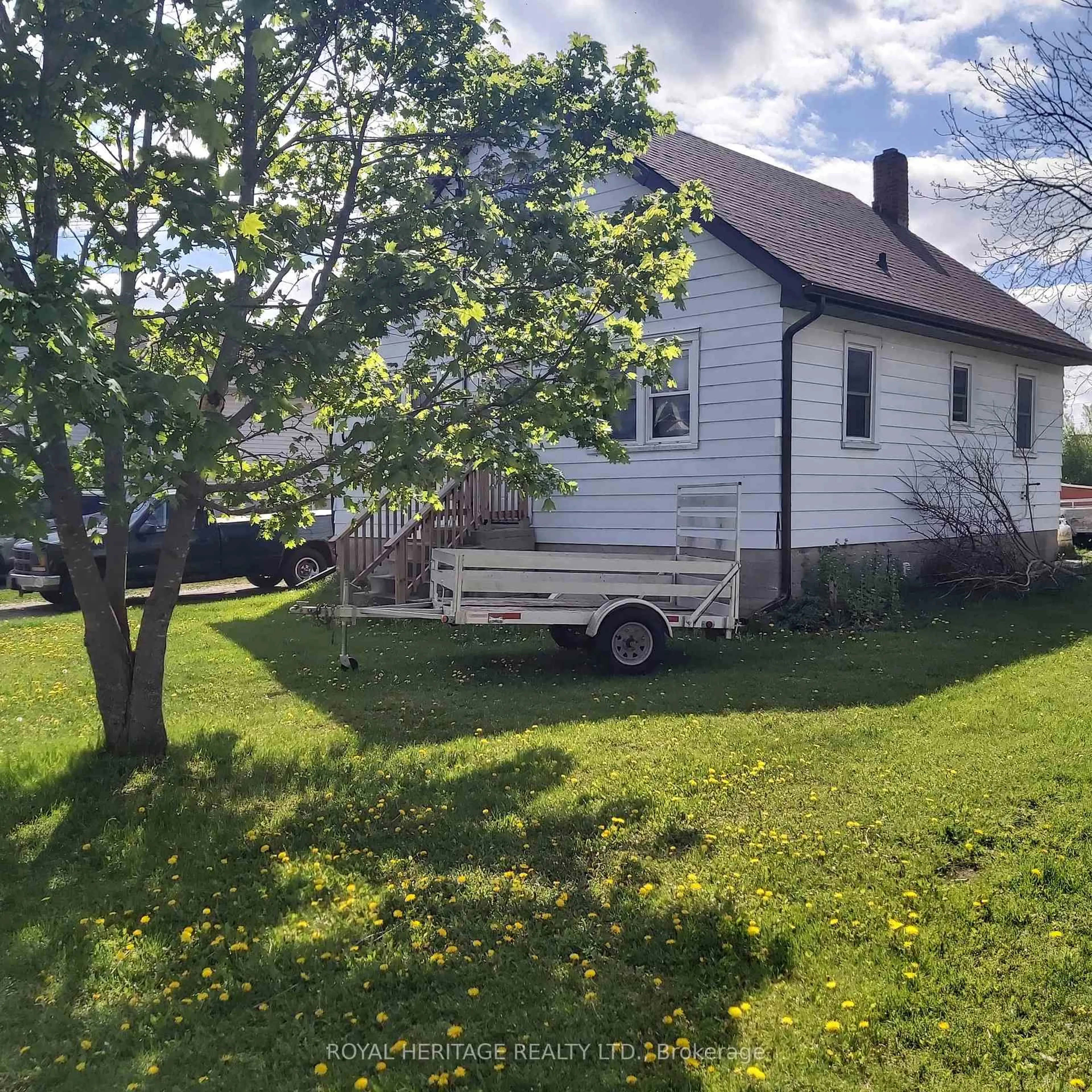 A pic from outside/outdoor area/front of a property/back of a property/a pic from drone, street for 72 Helen St, Kawartha Lakes Ontario K0M 1A0