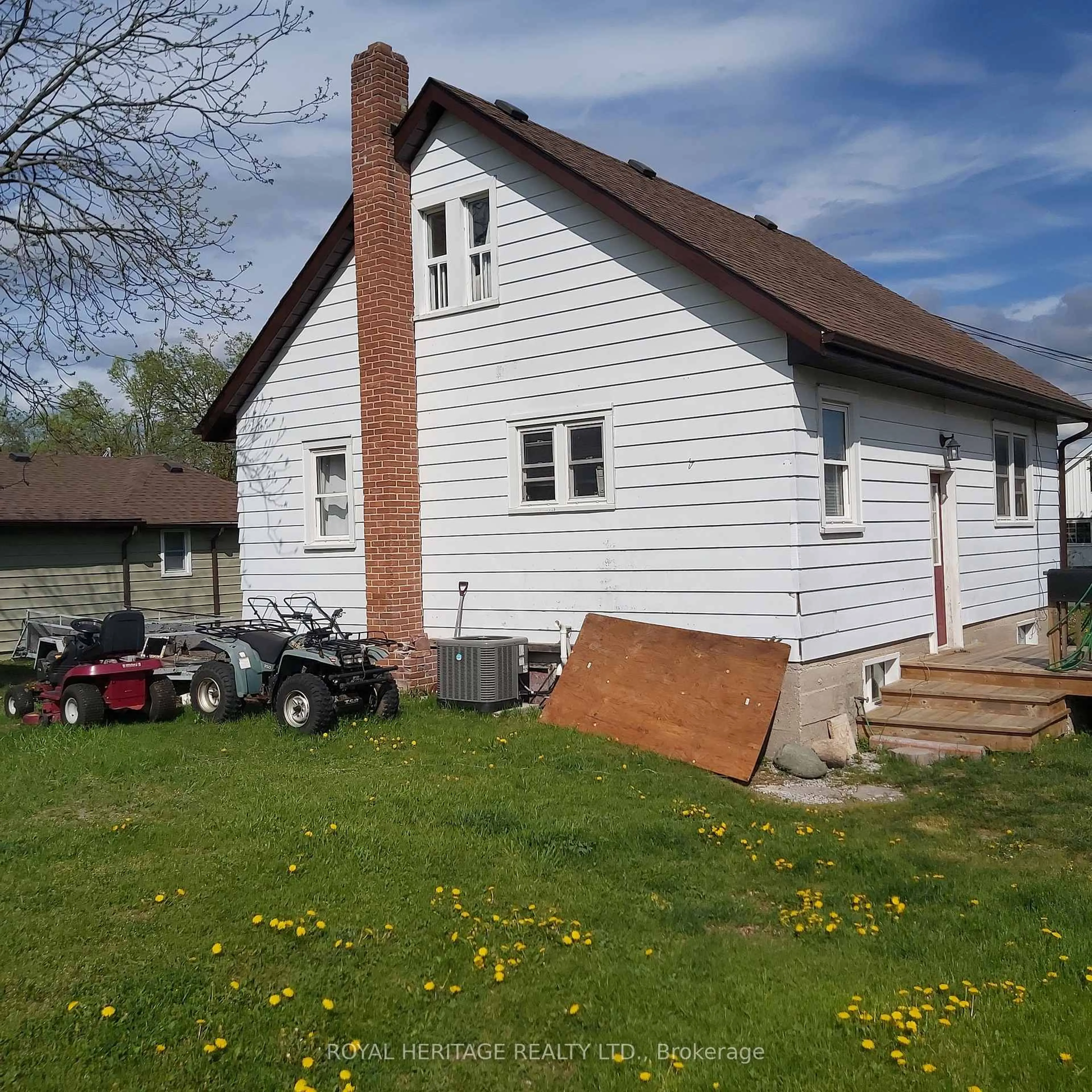 Home with vinyl exterior material, building for 72 Helen St, Kawartha Lakes Ontario K0M 1A0